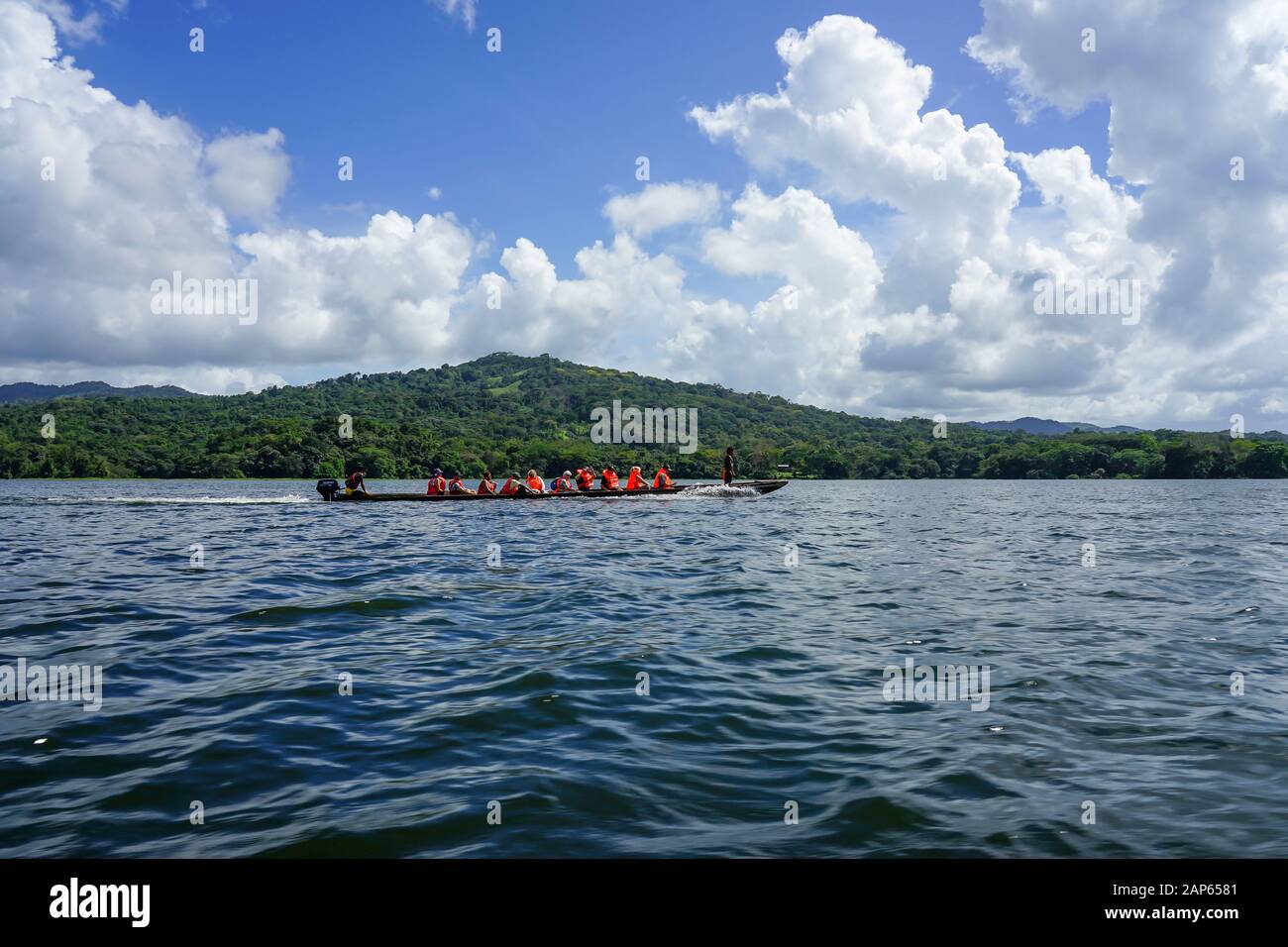 Tourisme en canoë-kayak à double sortie arrivant au village, village d'Embera Puru au Panama, communauté autochtone sur le lac d'Alajuela dans le parc national de Chagres Banque D'Images