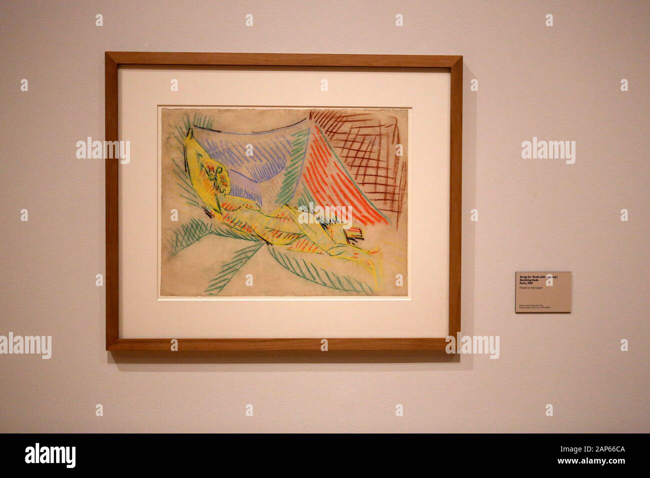 Bringin réuni plus de 300 œuvres et englobant l'ensemble de Picasso 80 ans de carrière , ce ground breaking exposition porte sur la myriade de façons dont l'artiste a travaillé .Pablo Picasso a travaillé dans une variété de médiums . Son engagement prolongé a connu une croissance de la profonde reconnaissance de l'artiste le monde physique et son désir de manipuler différents matériaux . Faits saillants : Femmes un leur toilette un extraordinaire collage de coupé et collé . Les dessins de Picasso : Self portrait et femme assise ( Dora)ils disposent avec la variété des techniques d'impression qu'il explore . Banque D'Images