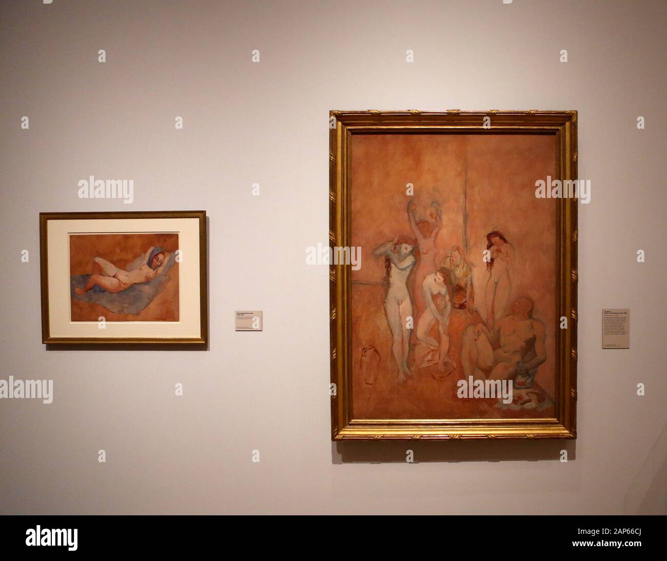 Bringin réuni plus de 300 œuvres et englobant l'ensemble de Picasso 80 ans de carrière , ce ground breaking exposition porte sur la myriade de façons dont l'artiste a travaillé .Pablo Picasso a travaillé dans une variété de médiums . Son engagement prolongé a connu une croissance de la profonde reconnaissance de l'artiste le monde physique et son désir de manipuler différents matériaux . Faits saillants : Femmes un leur toilette un extraordinaire collage de coupé et collé . Les dessins de Picasso : Self portrait et femme assise ( Dora)ils disposent avec la variété des techniques d'impression qu'il explore . Banque D'Images