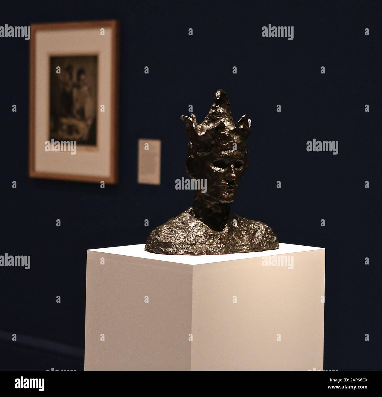 Bringin réuni plus de 300 œuvres et englobant l'ensemble de Picasso 80 ans de carrière , ce ground breaking exposition porte sur la myriade de façons dont l'artiste a travaillé .Pablo Picasso a travaillé dans une variété de médiums . Son engagement prolongé a connu une croissance de la profonde reconnaissance de l'artiste le monde physique et son désir de manipuler différents matériaux . Faits saillants : Femmes un leur toilette un extraordinaire collage de coupé et collé . Les dessins de Picasso : Self portrait et femme assise ( Dora)ils disposent avec la variété des techniques d'impression qu'il explore . Banque D'Images