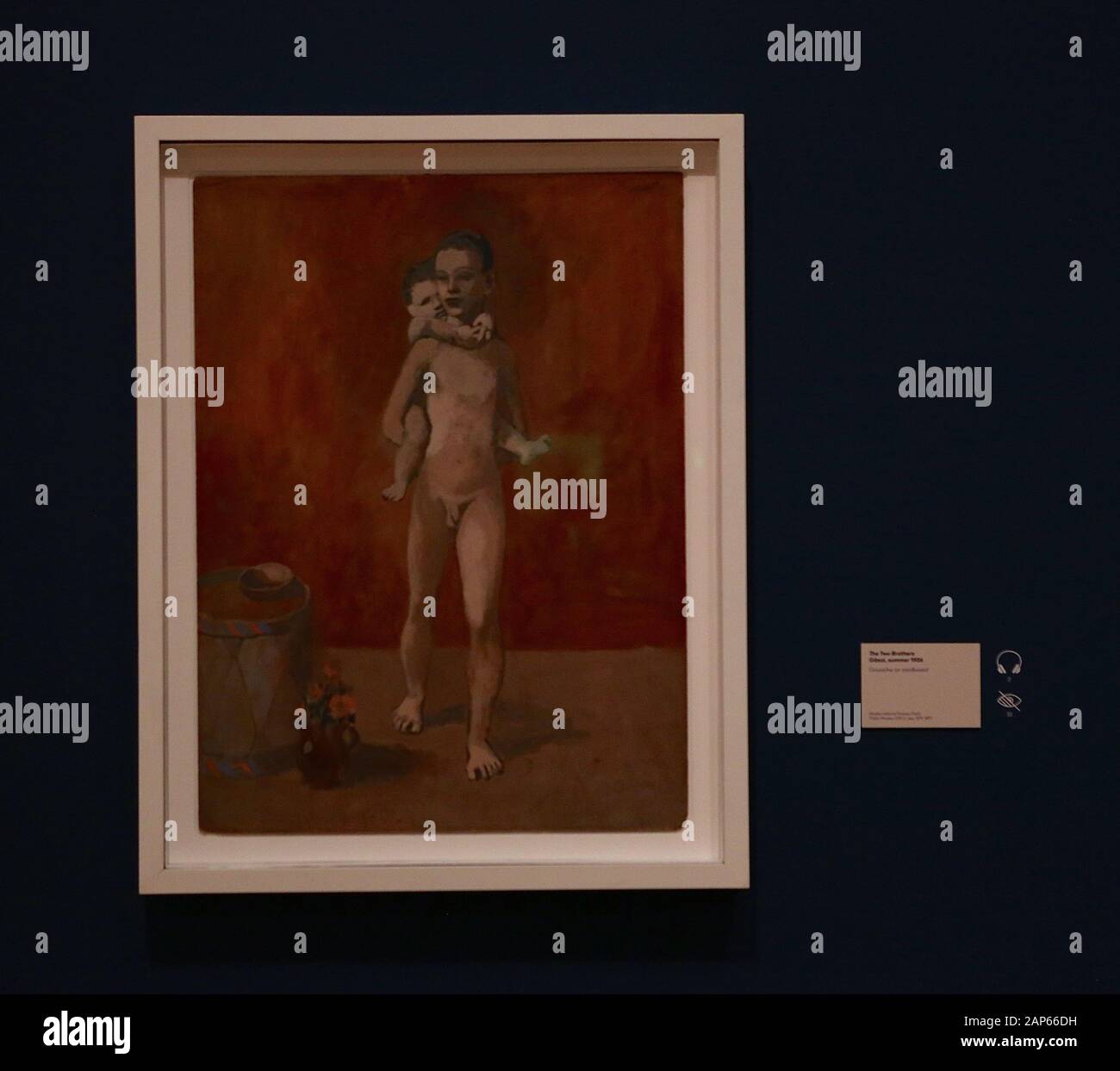 Bringin réuni plus de 300 œuvres et englobant l'ensemble de Picasso 80 ans de carrière , ce ground breaking exposition porte sur la myriade de façons dont l'artiste a travaillé .Pablo Picasso a travaillé dans une variété de médiums . Son engagement prolongé a connu une croissance de la profonde reconnaissance de l'artiste le monde physique et son désir de manipuler différents matériaux . Faits saillants : Femmes un leur toilette un extraordinaire collage de coupé et collé . Les dessins de Picasso : Self portrait et femme assise ( Dora)ils disposent avec la variété des techniques d'impression qu'il explore . Banque D'Images