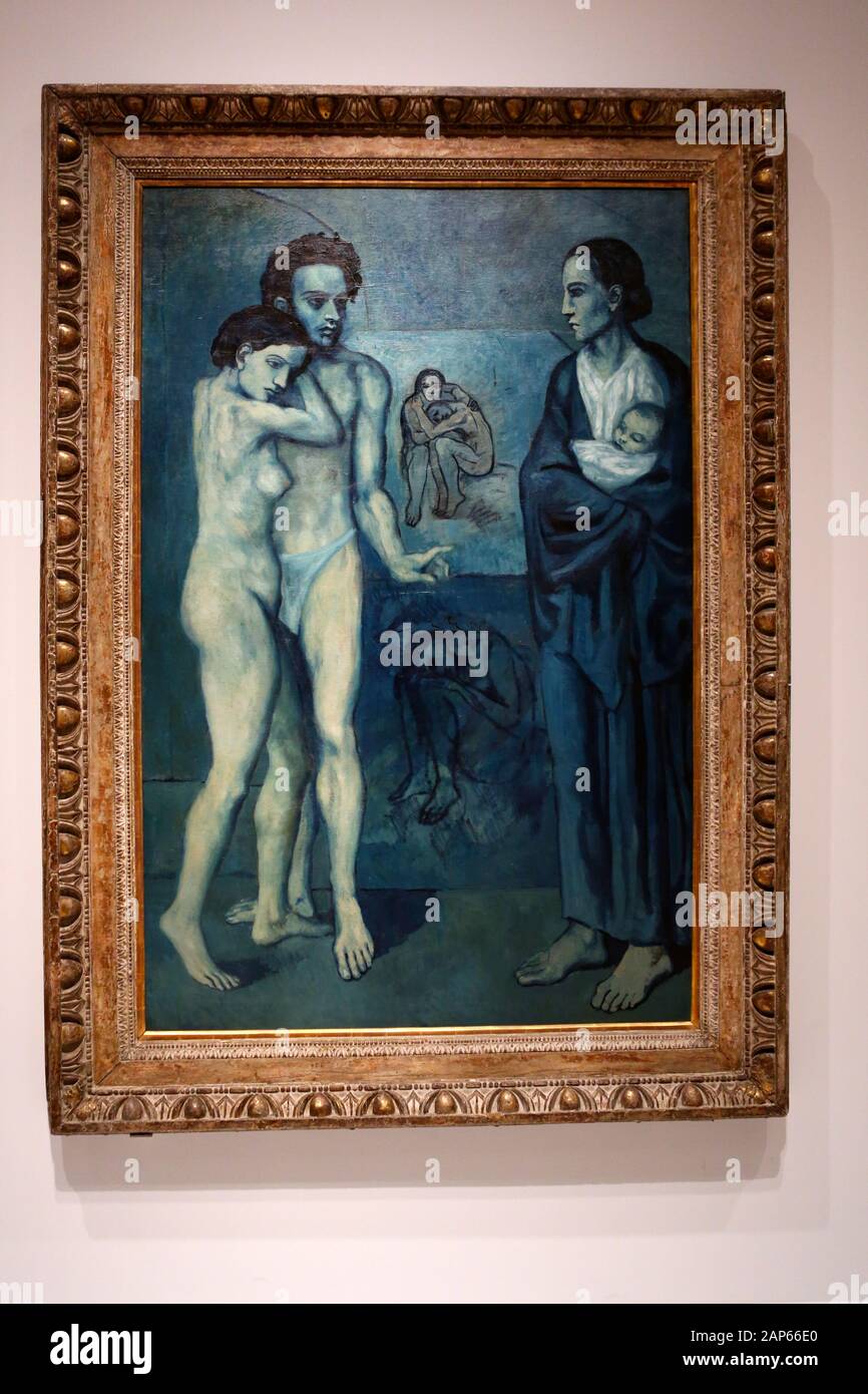 Bringin réuni plus de 300 œuvres et englobant l'ensemble de Picasso 80 ans de carrière , ce ground breaking exposition porte sur la myriade de façons dont l'artiste a travaillé .Pablo Picasso a travaillé dans une variété de médiums . Son engagement prolongé a connu une croissance de la profonde reconnaissance de l'artiste le monde physique et son désir de manipuler différents matériaux . Faits saillants : Femmes un leur toilette un extraordinaire collage de coupé et collé . Les dessins de Picasso : Self portrait et femme assise ( Dora)ils disposent avec la variété des techniques d'impression qu'il explore . Banque D'Images