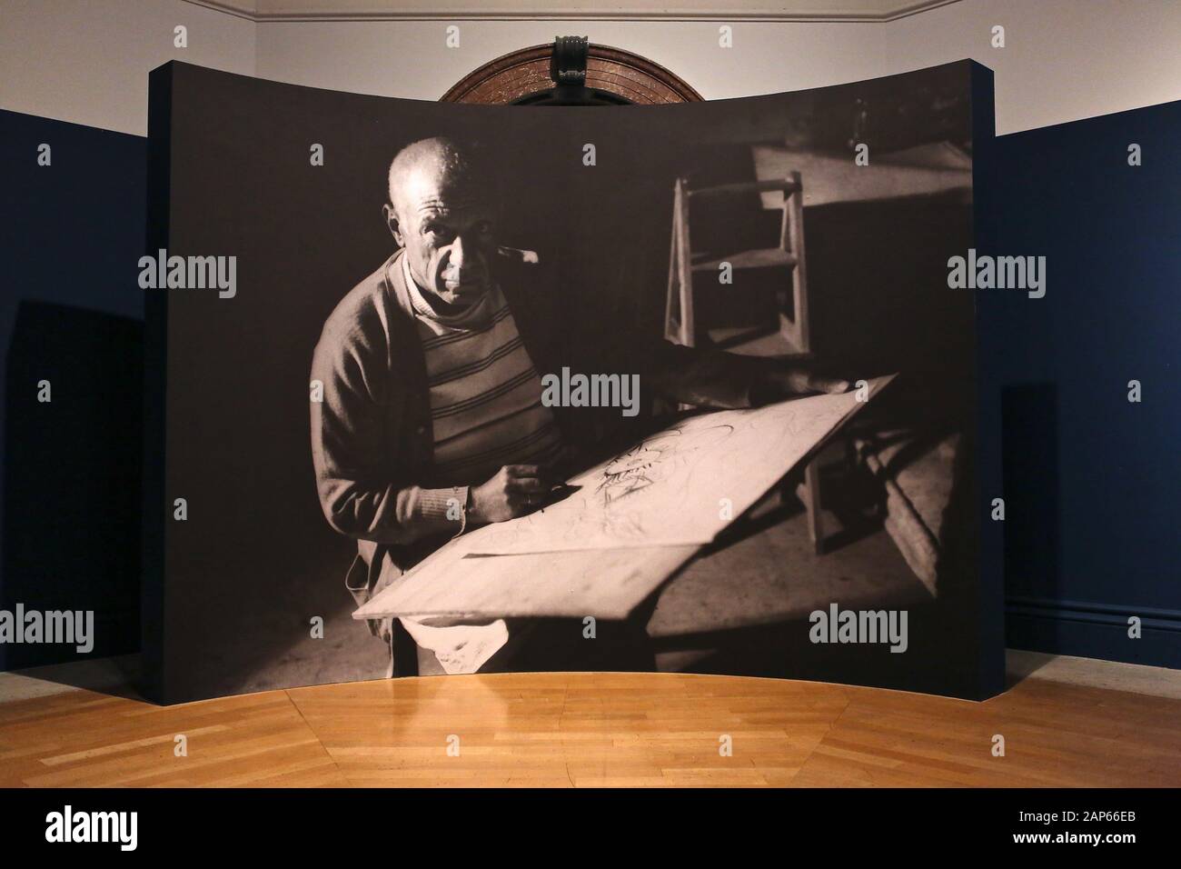 Bringin réuni plus de 300 œuvres et englobant l'ensemble de Picasso 80 ans de carrière , ce ground breaking exposition porte sur la myriade de façons dont l'artiste a travaillé .Pablo Picasso a travaillé dans une variété de médiums . Son engagement prolongé a connu une croissance de la profonde reconnaissance de l'artiste le monde physique et son désir de manipuler différents matériaux . Faits saillants : Femmes un leur toilette un extraordinaire collage de coupé et collé . Les dessins de Picasso : Self portrait et femme assise ( Dora)ils disposent avec la variété des techniques d'impression qu'il explore . Banque D'Images