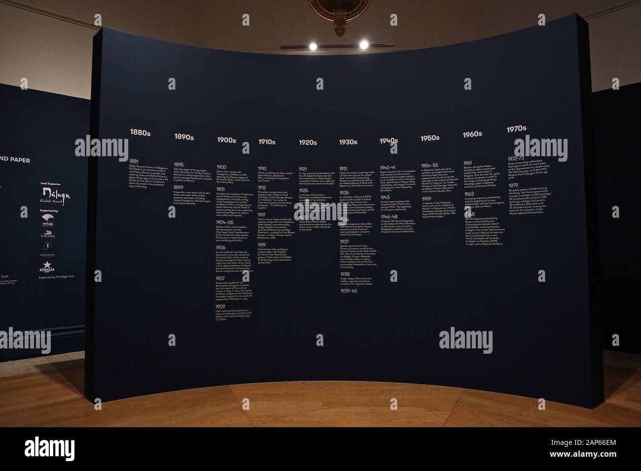 Bringin réuni plus de 300 œuvres et englobant l'ensemble de Picasso 80 ans de carrière , ce ground breaking exposition porte sur la myriade de façons dont l'artiste a travaillé .Pablo Picasso a travaillé dans une variété de médiums . Son engagement prolongé a connu une croissance de la profonde reconnaissance de l'artiste le monde physique et son désir de manipuler différents matériaux . Faits saillants : Femmes un leur toilette un extraordinaire collage de coupé et collé . Les dessins de Picasso : Self portrait et femme assise ( Dora)ils disposent avec la variété des techniques d'impression qu'il explore . Banque D'Images