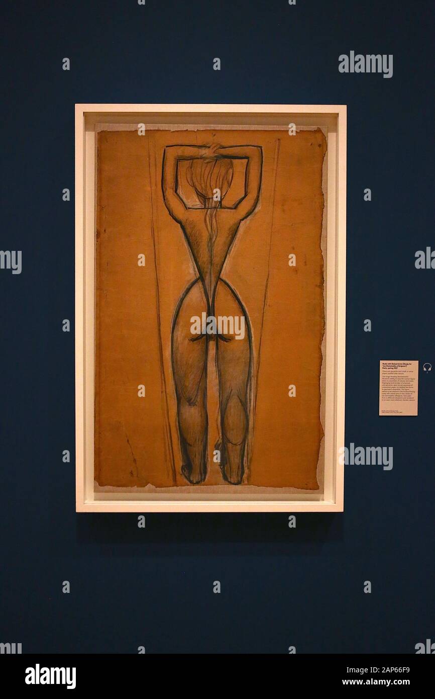 Bringin réuni plus de 300 œuvres et englobant l'ensemble de Picasso 80 ans de carrière , ce ground breaking exposition porte sur la myriade de façons dont l'artiste a travaillé .Pablo Picasso a travaillé dans une variété de médiums . Son engagement prolongé a connu une croissance de la profonde reconnaissance de l'artiste le monde physique et son désir de manipuler différents matériaux . Faits saillants : Femmes un leur toilette un extraordinaire collage de coupé et collé . Les dessins de Picasso : Self portrait et femme assise ( Dora)ils disposent avec la variété des techniques d'impression qu'il explore . Banque D'Images