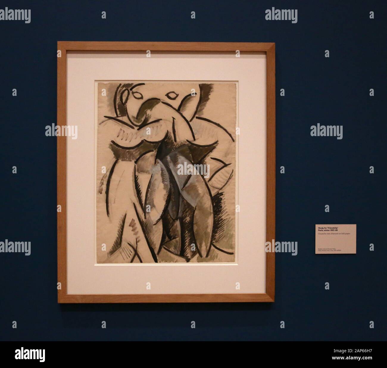 Bringin réuni plus de 300 œuvres et englobant l'ensemble de Picasso 80 ans de carrière , ce ground breaking exposition porte sur la myriade de façons dont l'artiste a travaillé .Pablo Picasso a travaillé dans une variété de médiums . Son engagement prolongé a connu une croissance de la profonde reconnaissance de l'artiste le monde physique et son désir de manipuler différents matériaux . Faits saillants : Femmes un leur toilette un extraordinaire collage de coupé et collé . Les dessins de Picasso : Self portrait et femme assise ( Dora)ils disposent avec la variété des techniques d'impression qu'il explore . Banque D'Images