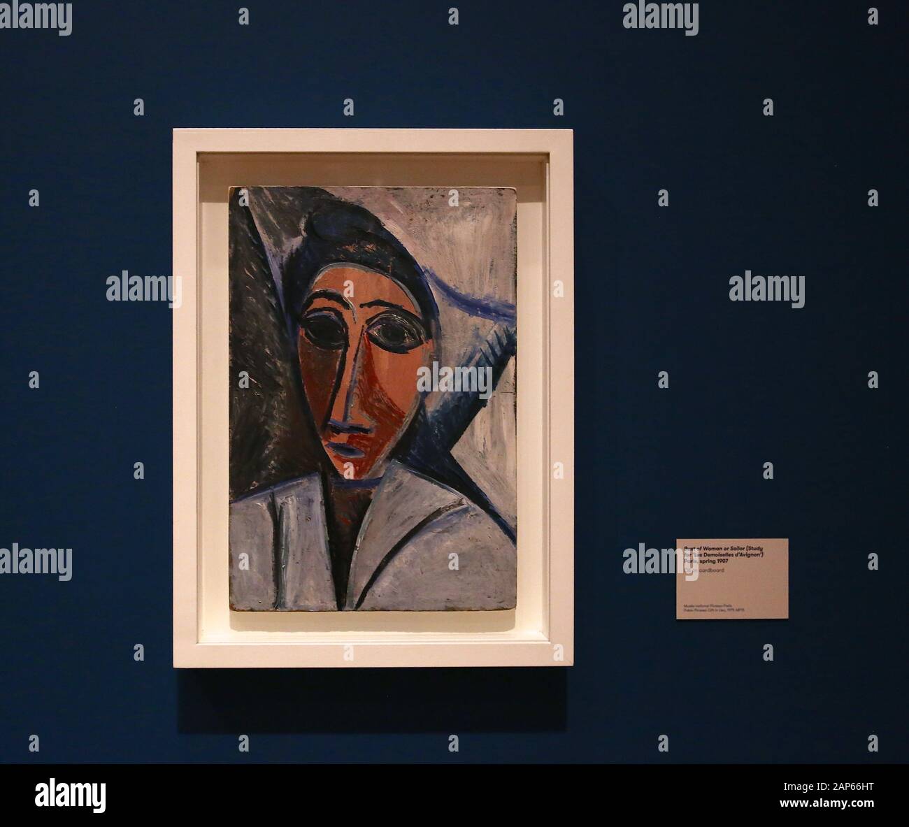 Bringin réuni plus de 300 œuvres et englobant l'ensemble de Picasso 80 ans de carrière , ce ground breaking exposition porte sur la myriade de façons dont l'artiste a travaillé .Pablo Picasso a travaillé dans une variété de médiums . Son engagement prolongé a connu une croissance de la profonde reconnaissance de l'artiste le monde physique et son désir de manipuler différents matériaux . Faits saillants : Femmes un leur toilette un extraordinaire collage de coupé et collé . Les dessins de Picasso : Self portrait et femme assise ( Dora)ils disposent avec la variété des techniques d'impression qu'il explore . Banque D'Images