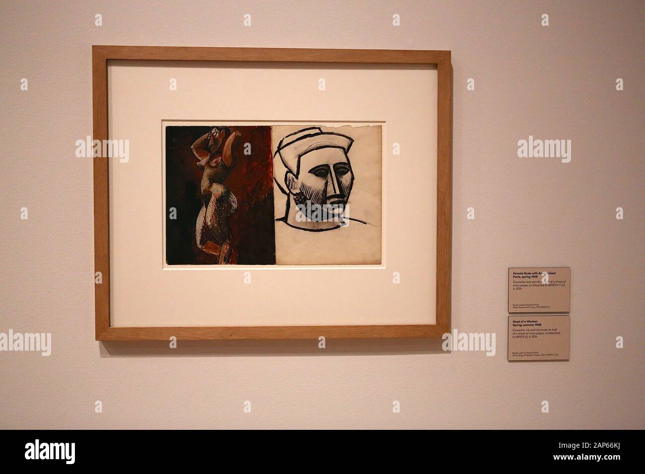 Bringin réuni plus de 300 œuvres et englobant l'ensemble de Picasso 80 ans de carrière , ce ground breaking exposition porte sur la myriade de façons dont l'artiste a travaillé .Pablo Picasso a travaillé dans une variété de médiums . Son engagement prolongé a connu une croissance de la profonde reconnaissance de l'artiste le monde physique et son désir de manipuler différents matériaux . Faits saillants : Femmes un leur toilette un extraordinaire collage de coupé et collé . Les dessins de Picasso : Self portrait et femme assise ( Dora)ils disposent avec la variété des techniques d'impression qu'il explore . Banque D'Images