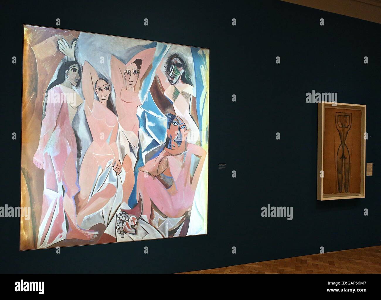 Bringin réuni plus de 300 œuvres et englobant l'ensemble de Picasso 80 ans de carrière , ce ground breaking exposition porte sur la myriade de façons dont l'artiste a travaillé .Pablo Picasso a travaillé dans une variété de médiums . Son engagement prolongé a connu une croissance de la profonde reconnaissance de l'artiste le monde physique et son désir de manipuler différents matériaux . Faits saillants : Femmes un leur toilette un extraordinaire collage de coupé et collé . Les dessins de Picasso : Self portrait et femme assise ( Dora)ils disposent avec la variété des techniques d'impression qu'il explore . Banque D'Images