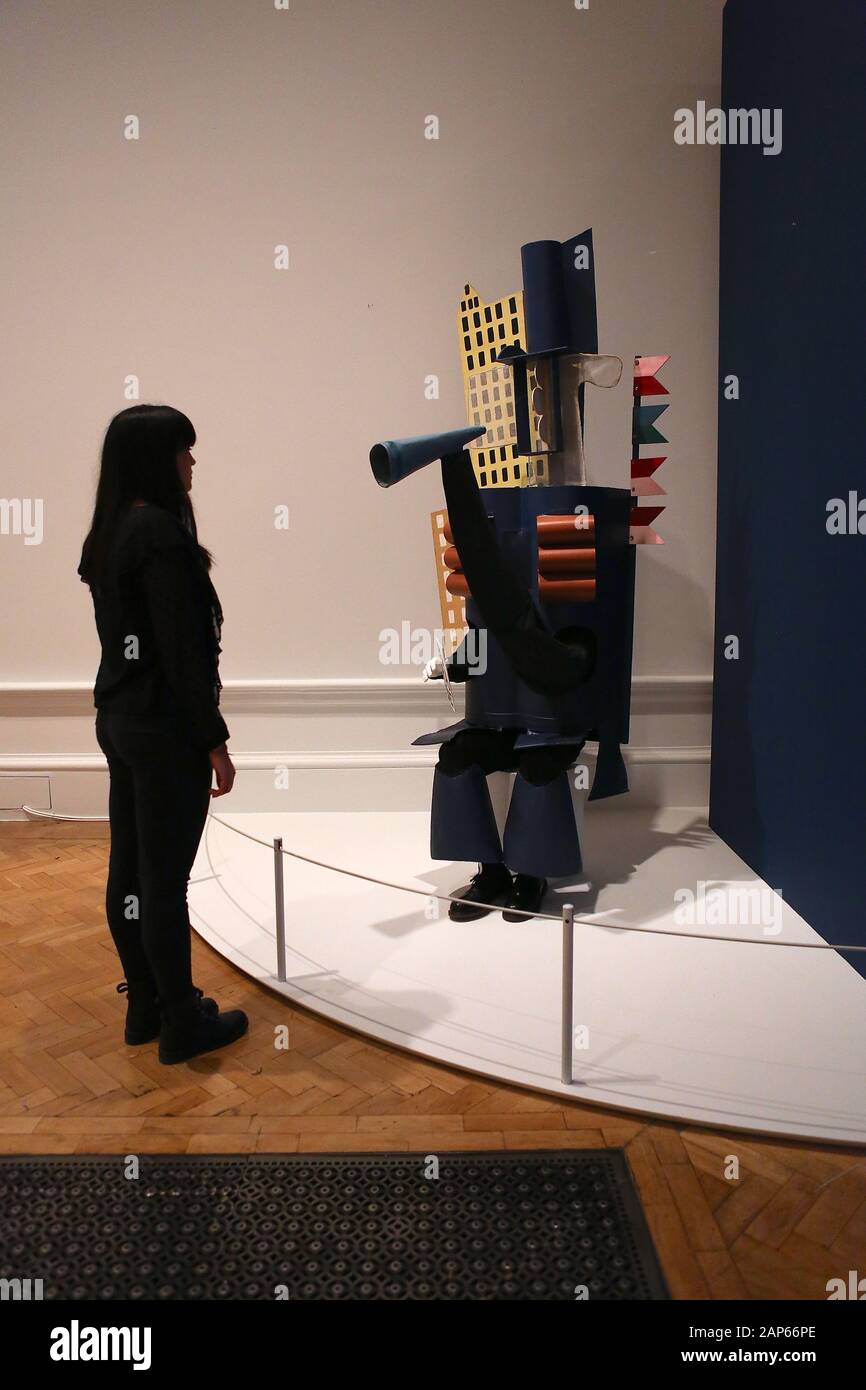 Bringin réuni plus de 300 œuvres et englobant l'ensemble de Picasso 80 ans de carrière , ce ground breaking exposition porte sur la myriade de façons dont l'artiste a travaillé .Pablo Picasso a travaillé dans une variété de médiums . Son engagement prolongé a connu une croissance de la profonde reconnaissance de l'artiste le monde physique et son désir de manipuler différents matériaux . Faits saillants : Femmes un leur toilette un extraordinaire collage de coupé et collé . Les dessins de Picasso : Self portrait et femme assise ( Dora)ils disposent avec la variété des techniques d'impression qu'il explore . Banque D'Images