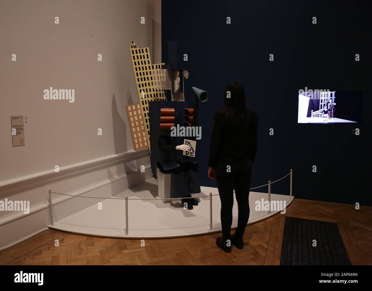 Bringin réuni plus de 300 œuvres et englobant l'ensemble de Picasso 80 ans de carrière , ce ground breaking exposition porte sur la myriade de façons dont l'artiste a travaillé .Pablo Picasso a travaillé dans une variété de médiums . Son engagement prolongé a connu une croissance de la profonde reconnaissance de l'artiste le monde physique et son désir de manipuler différents matériaux . Faits saillants : Femmes un leur toilette un extraordinaire collage de coupé et collé . Les dessins de Picasso : Self portrait et femme assise ( Dora)ils disposent avec la variété des techniques d'impression qu'il explore . Banque D'Images