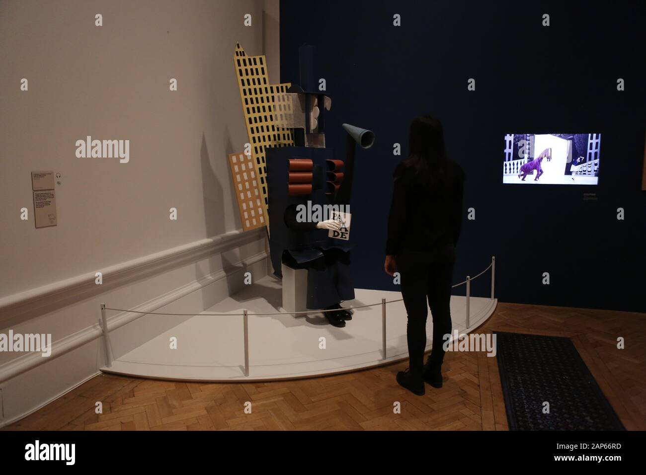 Bringin réuni plus de 300 œuvres et englobant l'ensemble de Picasso 80 ans de carrière , ce ground breaking exposition porte sur la myriade de façons dont l'artiste a travaillé .Pablo Picasso a travaillé dans une variété de médiums . Son engagement prolongé a connu une croissance de la profonde reconnaissance de l'artiste le monde physique et son désir de manipuler différents matériaux . Faits saillants : Femmes un leur toilette un extraordinaire collage de coupé et collé . Les dessins de Picasso : Self portrait et femme assise ( Dora)ils disposent avec la variété des techniques d'impression qu'il explore . Banque D'Images