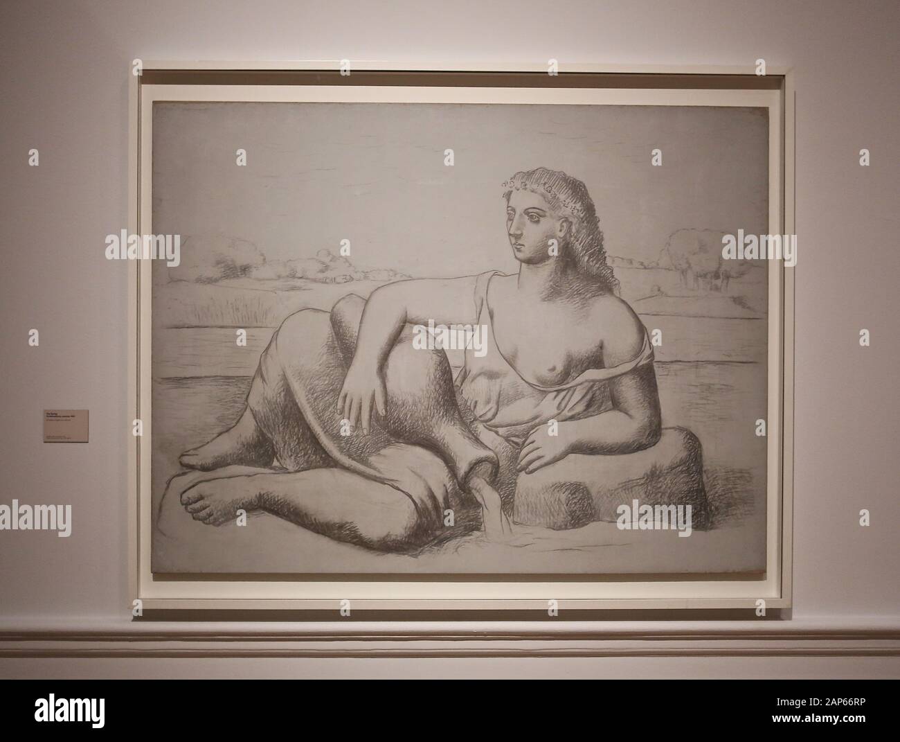 Bringin réuni plus de 300 œuvres et englobant l'ensemble de Picasso 80 ans de carrière , ce ground breaking exposition porte sur la myriade de façons dont l'artiste a travaillé .Pablo Picasso a travaillé dans une variété de médiums . Son engagement prolongé a connu une croissance de la profonde reconnaissance de l'artiste le monde physique et son désir de manipuler différents matériaux . Faits saillants : Femmes un leur toilette un extraordinaire collage de coupé et collé . Les dessins de Picasso : Self portrait et femme assise ( Dora)ils disposent avec la variété des techniques d'impression qu'il explore . Banque D'Images