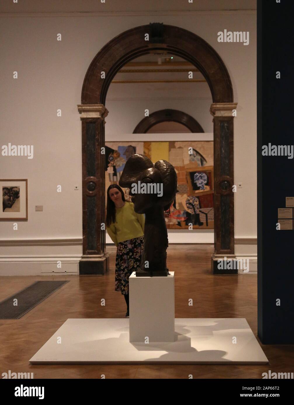 Bringin réuni plus de 300 œuvres et englobant l'ensemble de Picasso 80 ans de carrière , ce ground breaking exposition porte sur la myriade de façons dont l'artiste a travaillé .Pablo Picasso a travaillé dans une variété de médiums . Son engagement prolongé a connu une croissance de la profonde reconnaissance de l'artiste le monde physique et son désir de manipuler différents matériaux . Faits saillants : Femmes un leur toilette un extraordinaire collage de coupé et collé . Les dessins de Picasso : Self portrait et femme assise ( Dora)ils disposent avec la variété des techniques d'impression qu'il explore . Banque D'Images