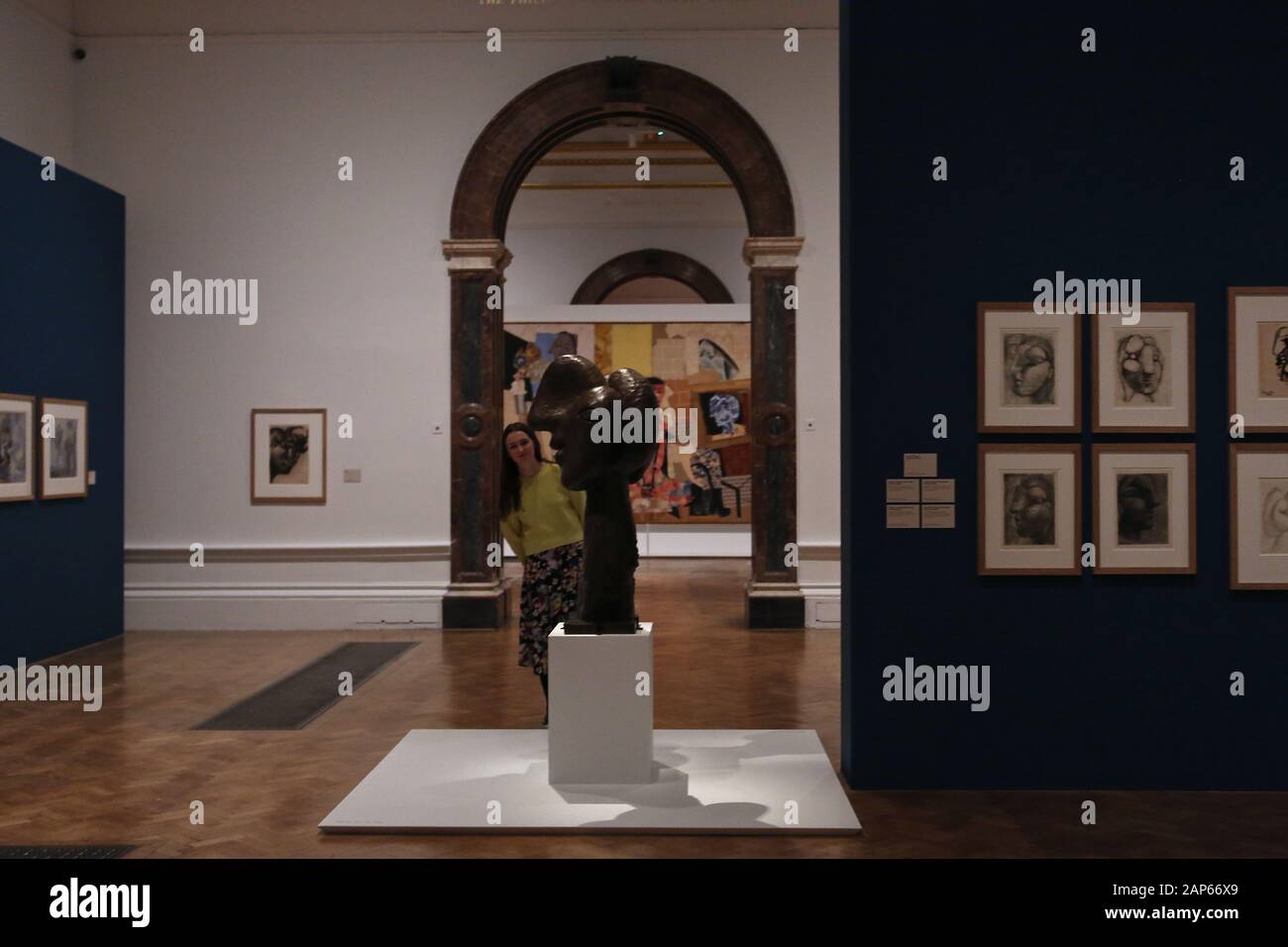 Bringin réuni plus de 300 œuvres et englobant l'ensemble de Picasso 80 ans de carrière , ce ground breaking exposition porte sur la myriade de façons dont l'artiste a travaillé .Pablo Picasso a travaillé dans une variété de médiums . Son engagement prolongé a connu une croissance de la profonde reconnaissance de l'artiste le monde physique et son désir de manipuler différents matériaux . Faits saillants : Femmes un leur toilette un extraordinaire collage de coupé et collé . Les dessins de Picasso : Self portrait et femme assise ( Dora)ils disposent avec la variété des techniques d'impression qu'il explore . Banque D'Images