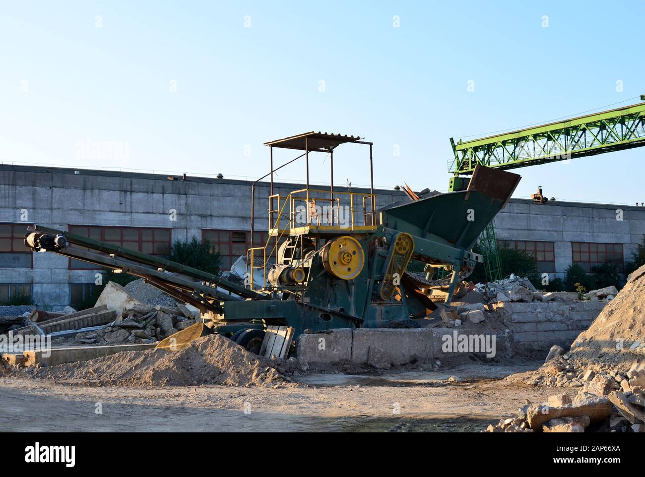 Concasseur Mobile machine par le site de construction ou d'exploitation minière en vue d'écraser la carrière de vieux morceaux de béton dans le gravier et la production de ciment Banque D'Images