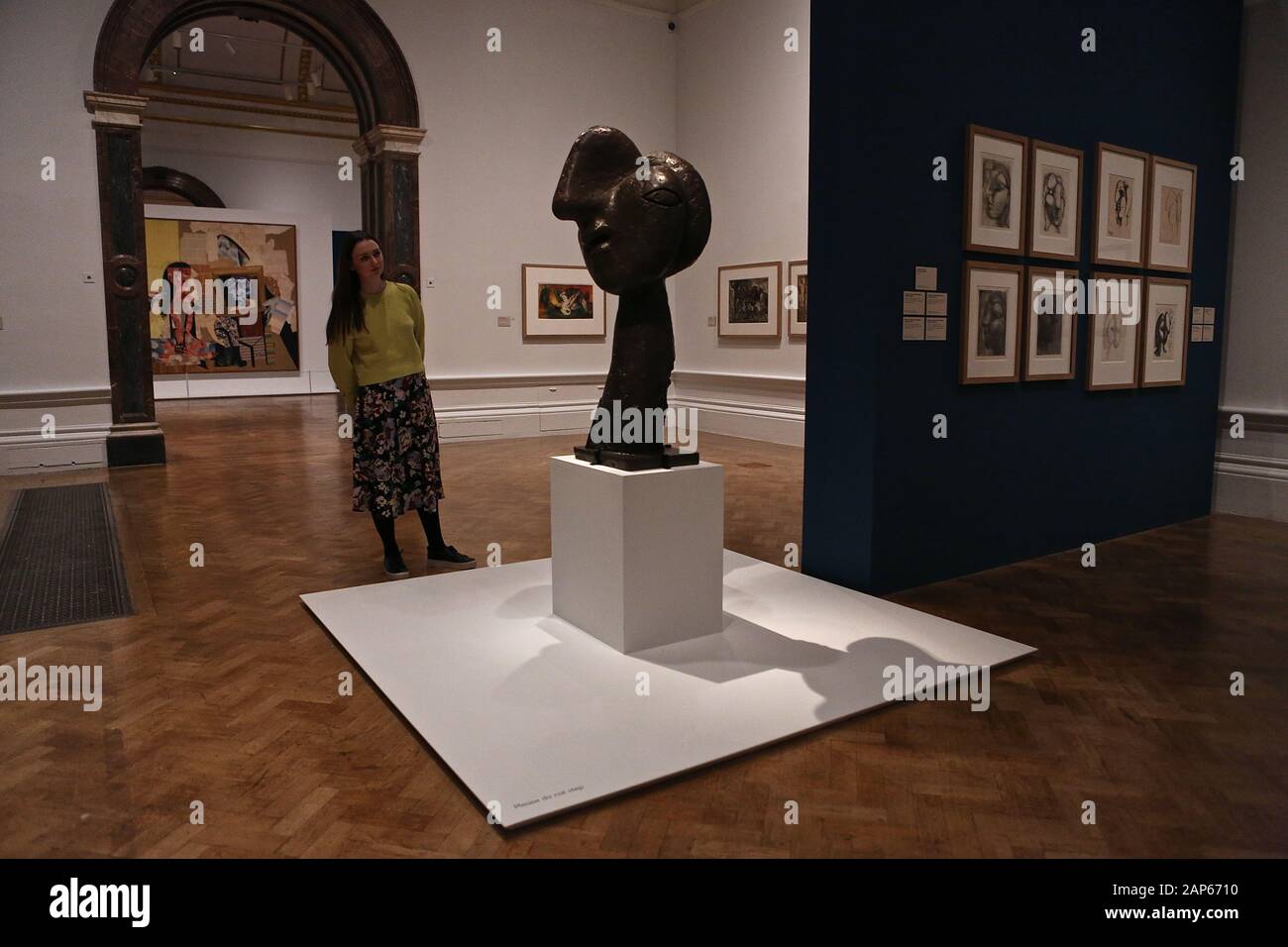 Bringin réuni plus de 300 œuvres et englobant l'ensemble de Picasso 80 ans de carrière , ce ground breaking exposition porte sur la myriade de façons dont l'artiste a travaillé .Pablo Picasso a travaillé dans une variété de médiums . Son engagement prolongé a connu une croissance de la profonde reconnaissance de l'artiste le monde physique et son désir de manipuler différents matériaux . Faits saillants : Femmes un leur toilette un extraordinaire collage de coupé et collé . Les dessins de Picasso : Self portrait et femme assise ( Dora)ils disposent avec la variété des techniques d'impression qu'il explore . Banque D'Images