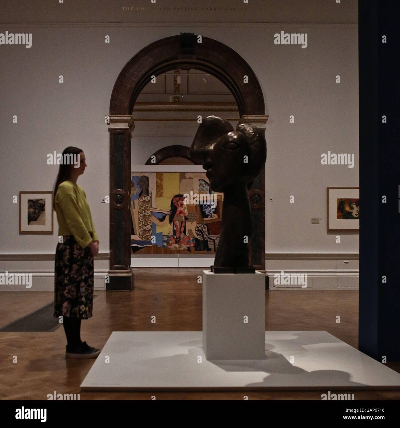 Bringin réuni plus de 300 œuvres et englobant l'ensemble de Picasso 80 ans de carrière , ce ground breaking exposition porte sur la myriade de façons dont l'artiste a travaillé .Pablo Picasso a travaillé dans une variété de médiums . Son engagement prolongé a connu une croissance de la profonde reconnaissance de l'artiste le monde physique et son désir de manipuler différents matériaux . Faits saillants : Femmes un leur toilette un extraordinaire collage de coupé et collé . Les dessins de Picasso : Self portrait et femme assise ( Dora)ils disposent avec la variété des techniques d'impression qu'il explore . Banque D'Images