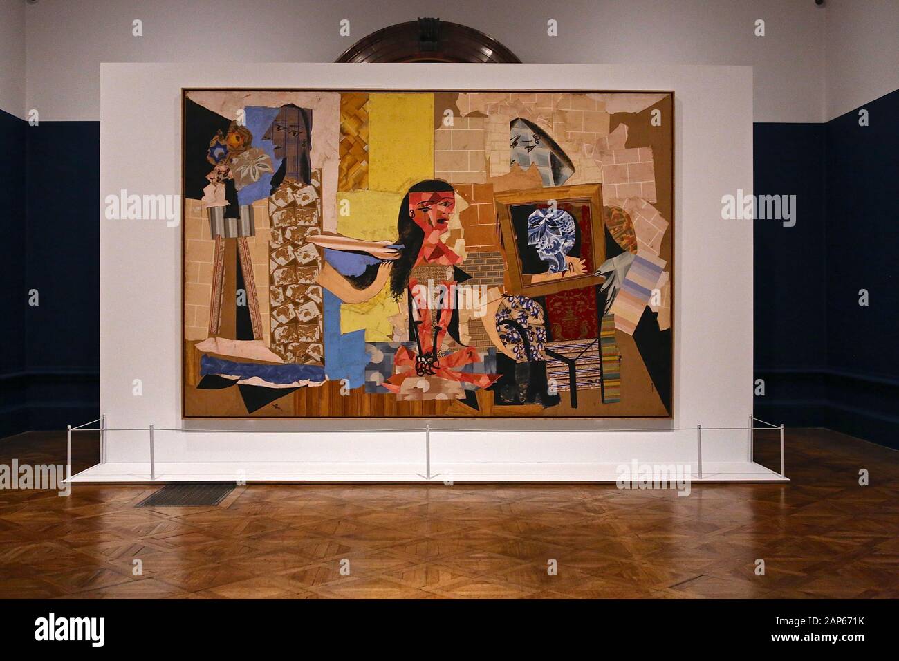 Bringin réuni plus de 300 œuvres et englobant l'ensemble de Picasso 80 ans de carrière , ce ground breaking exposition porte sur la myriade de façons dont l'artiste a travaillé .Pablo Picasso a travaillé dans une variété de médiums . Son engagement prolongé a connu une croissance de la profonde reconnaissance de l'artiste le monde physique et son désir de manipuler différents matériaux . Faits saillants : Femmes un leur toilette un extraordinaire collage de coupé et collé . Les dessins de Picasso : Self portrait et femme assise ( Dora)ils disposent avec la variété des techniques d'impression qu'il explore . Banque D'Images