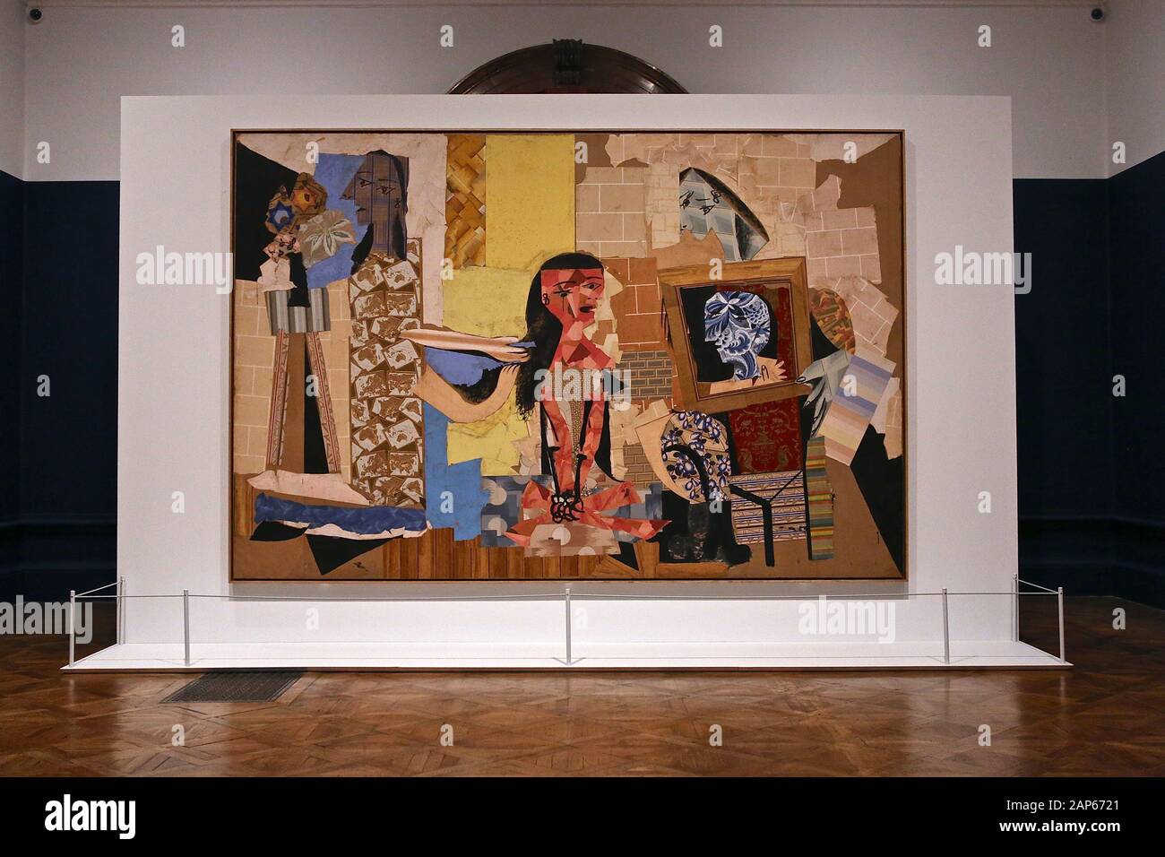 Bringin réuni plus de 300 œuvres et englobant l'ensemble de Picasso 80 ans de carrière , ce ground breaking exposition porte sur la myriade de façons dont l'artiste a travaillé .Pablo Picasso a travaillé dans une variété de médiums . Son engagement prolongé a connu une croissance de la profonde reconnaissance de l'artiste le monde physique et son désir de manipuler différents matériaux . Faits saillants : Femmes un leur toilette un extraordinaire collage de coupé et collé . Les dessins de Picasso : Self portrait et femme assise ( Dora)ils disposent avec la variété des techniques d'impression qu'il explore . Banque D'Images