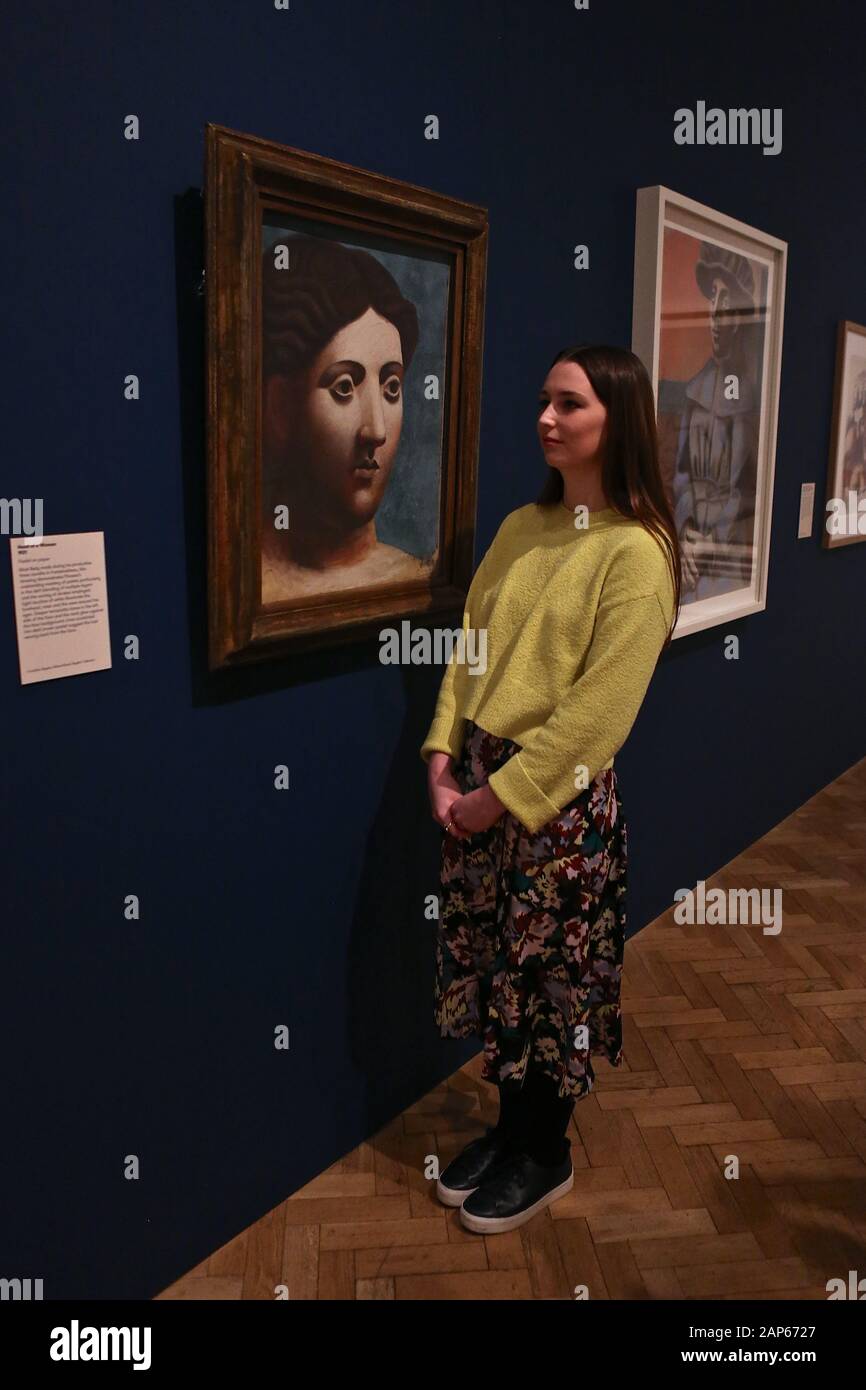 Bringin réuni plus de 300 œuvres et englobant l'ensemble de Picasso 80 ans de carrière , ce ground breaking exposition porte sur la myriade de façons dont l'artiste a travaillé .Pablo Picasso a travaillé dans une variété de médiums . Son engagement prolongé a connu une croissance de la profonde reconnaissance de l'artiste le monde physique et son désir de manipuler différents matériaux . Faits saillants : Femmes un leur toilette un extraordinaire collage de coupé et collé . Les dessins de Picasso : Self portrait et femme assise ( Dora)ils disposent avec la variété des techniques d'impression qu'il explore . Banque D'Images