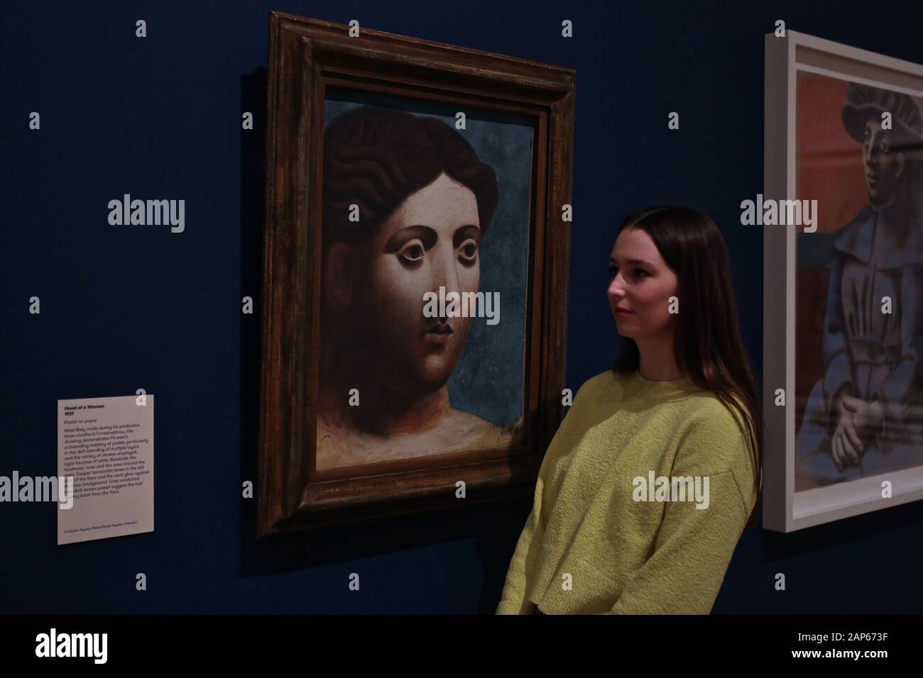 Bringin réuni plus de 300 œuvres et englobant l'ensemble de Picasso 80 ans de carrière , ce ground breaking exposition porte sur la myriade de façons dont l'artiste a travaillé .Pablo Picasso a travaillé dans une variété de médiums . Son engagement prolongé a connu une croissance de la profonde reconnaissance de l'artiste le monde physique et son désir de manipuler différents matériaux . Faits saillants : Femmes un leur toilette un extraordinaire collage de coupé et collé . Les dessins de Picasso : Self portrait et femme assise ( Dora)ils disposent avec la variété des techniques d'impression qu'il explore . Banque D'Images