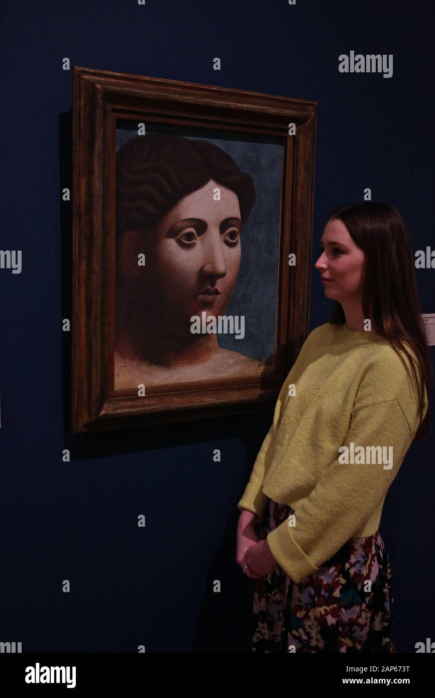 Bringin réuni plus de 300 œuvres et englobant l'ensemble de Picasso 80 ans de carrière , ce ground breaking exposition porte sur la myriade de façons dont l'artiste a travaillé .Pablo Picasso a travaillé dans une variété de médiums . Son engagement prolongé a connu une croissance de la profonde reconnaissance de l'artiste le monde physique et son désir de manipuler différents matériaux . Faits saillants : Femmes un leur toilette un extraordinaire collage de coupé et collé . Les dessins de Picasso : Self portrait et femme assise ( Dora)ils disposent avec la variété des techniques d'impression qu'il explore . Banque D'Images