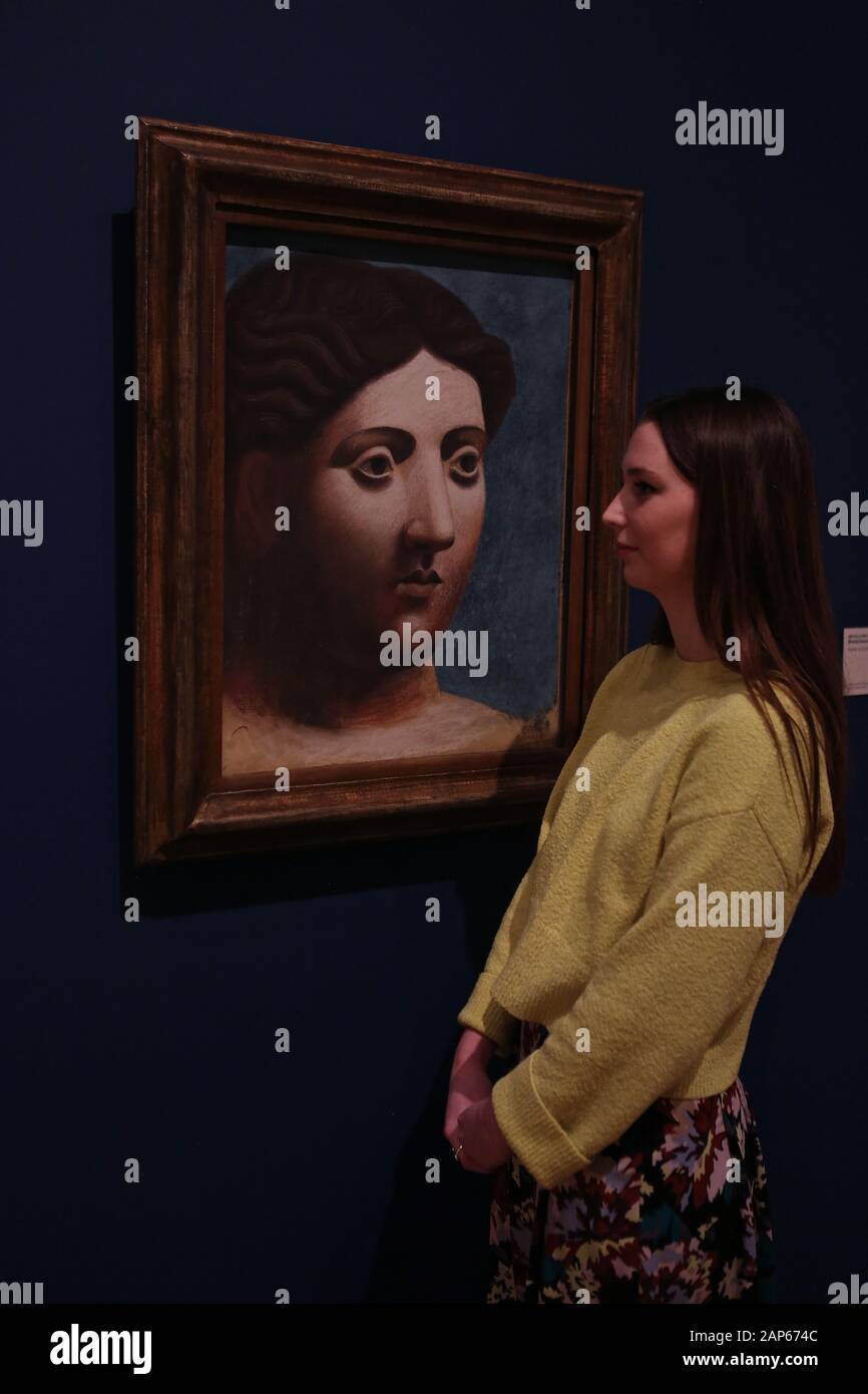 Bringin réuni plus de 300 œuvres et englobant l'ensemble de Picasso 80 ans de carrière , ce ground breaking exposition porte sur la myriade de façons dont l'artiste a travaillé .Pablo Picasso a travaillé dans une variété de médiums . Son engagement prolongé a connu une croissance de la profonde reconnaissance de l'artiste le monde physique et son désir de manipuler différents matériaux . Faits saillants : Femmes un leur toilette un extraordinaire collage de coupé et collé . Les dessins de Picasso : Self portrait et femme assise ( Dora)ils disposent avec la variété des techniques d'impression qu'il explore . Banque D'Images