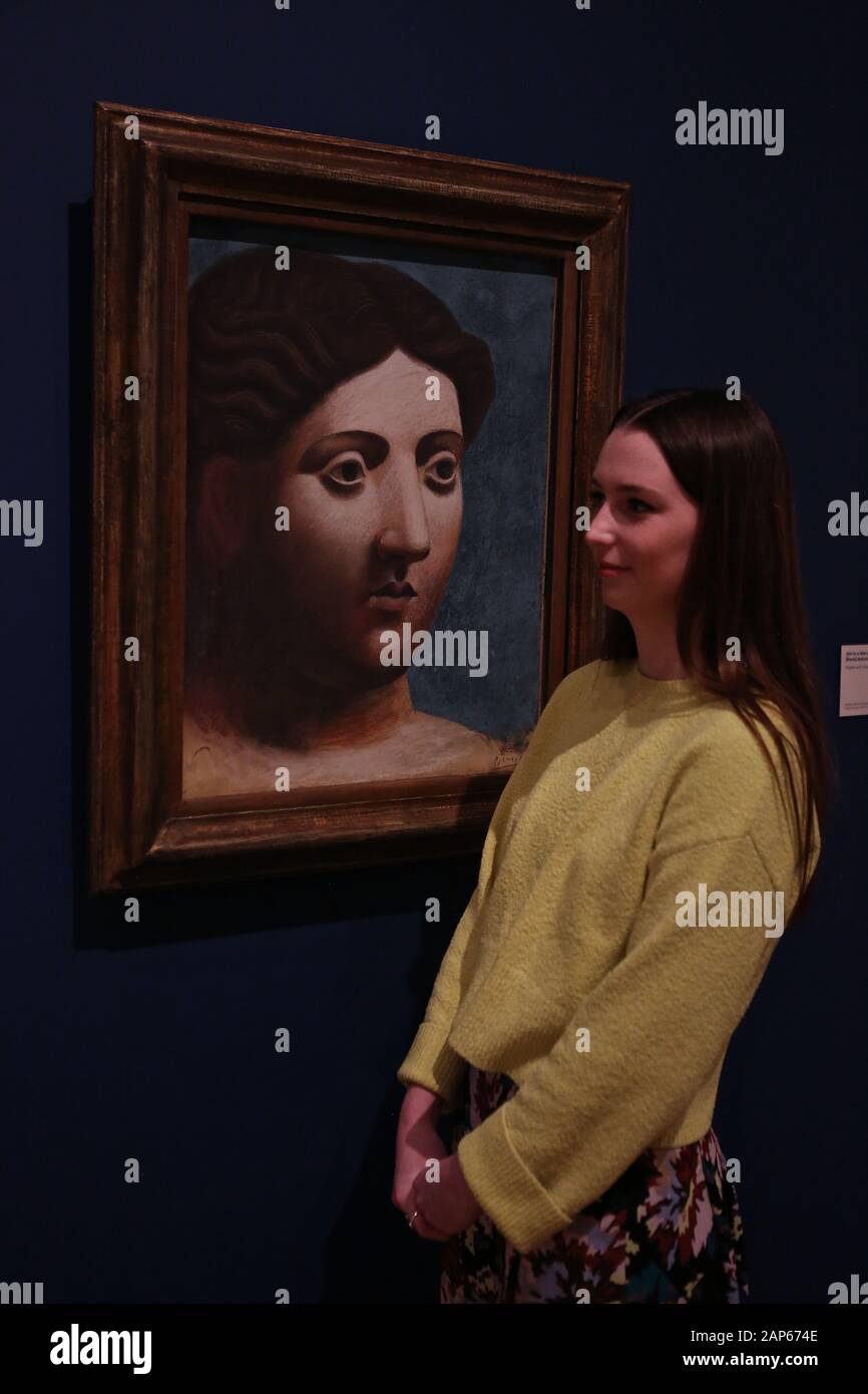 Bringin réuni plus de 300 œuvres et englobant l'ensemble de Picasso 80 ans de carrière , ce ground breaking exposition porte sur la myriade de façons dont l'artiste a travaillé .Pablo Picasso a travaillé dans une variété de médiums . Son engagement prolongé a connu une croissance de la profonde reconnaissance de l'artiste le monde physique et son désir de manipuler différents matériaux . Faits saillants : Femmes un leur toilette un extraordinaire collage de coupé et collé . Les dessins de Picasso : Self portrait et femme assise ( Dora)ils disposent avec la variété des techniques d'impression qu'il explore . Banque D'Images