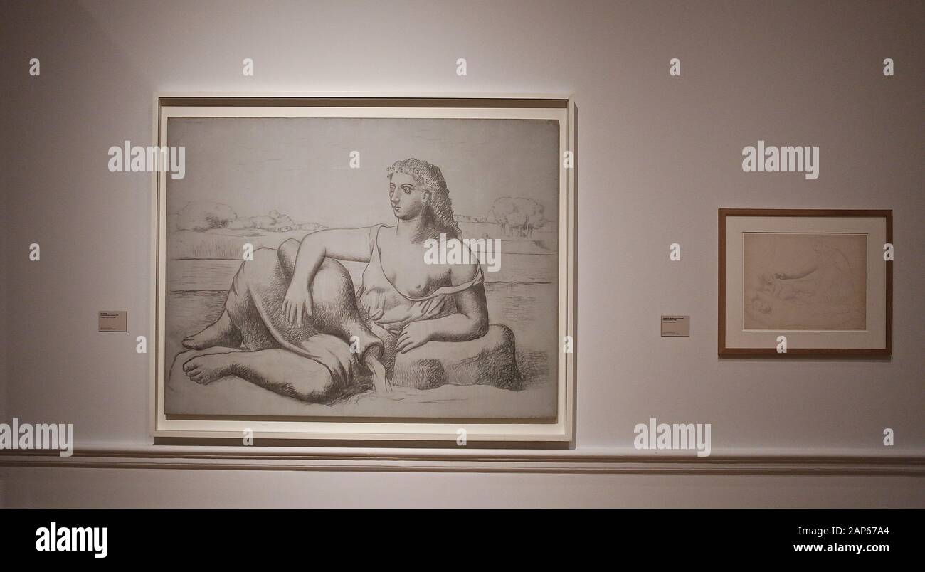 Bringin réuni plus de 300 œuvres et englobant l'ensemble de Picasso 80 ans de carrière , ce ground breaking exposition porte sur la myriade de façons dont l'artiste a travaillé .Pablo Picasso a travaillé dans une variété de médiums . Son engagement prolongé a connu une croissance de la profonde reconnaissance de l'artiste le monde physique et son désir de manipuler différents matériaux . Faits saillants : Femmes un leur toilette un extraordinaire collage de coupé et collé . Les dessins de Picasso : Self portrait et femme assise ( Dora)ils disposent avec la variété des techniques d'impression qu'il explore . Banque D'Images