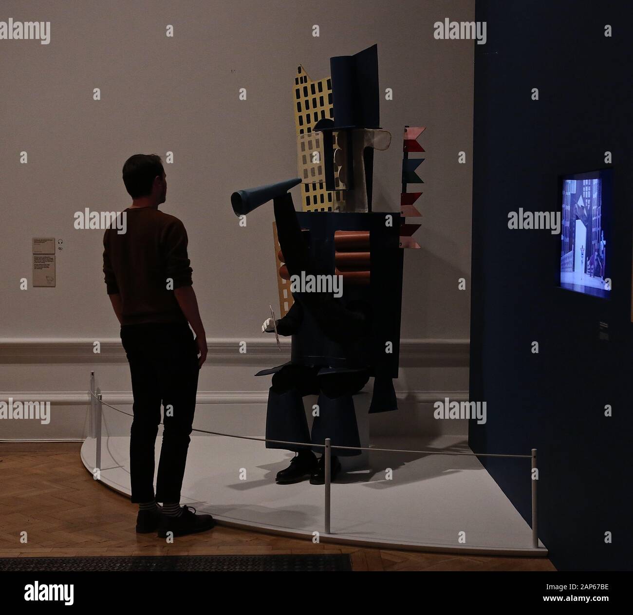 Bringin réuni plus de 300 œuvres et englobant l'ensemble de Picasso 80 ans de carrière , ce ground breaking exposition porte sur la myriade de façons dont l'artiste a travaillé .Pablo Picasso a travaillé dans une variété de médiums . Son engagement prolongé a connu une croissance de la profonde reconnaissance de l'artiste le monde physique et son désir de manipuler différents matériaux . Faits saillants : Femmes un leur toilette un extraordinaire collage de coupé et collé . Les dessins de Picasso : Self portrait et femme assise ( Dora)ils disposent avec la variété des techniques d'impression qu'il explore . Banque D'Images