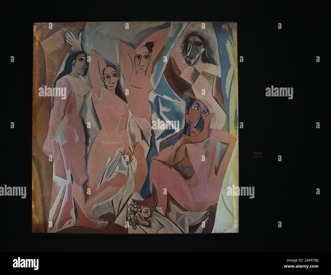 Bringin réuni plus de 300 œuvres et englobant l'ensemble de Picasso 80 ans de carrière , ce ground breaking exposition porte sur la myriade de façons dont l'artiste a travaillé .Pablo Picasso a travaillé dans une variété de médiums . Son engagement prolongé a connu une croissance de la profonde reconnaissance de l'artiste le monde physique et son désir de manipuler différents matériaux . Faits saillants : Femmes un leur toilette un extraordinaire collage de coupé et collé . Les dessins de Picasso : Self portrait et femme assise ( Dora)ils disposent avec la variété des techniques d'impression qu'il explore . Banque D'Images