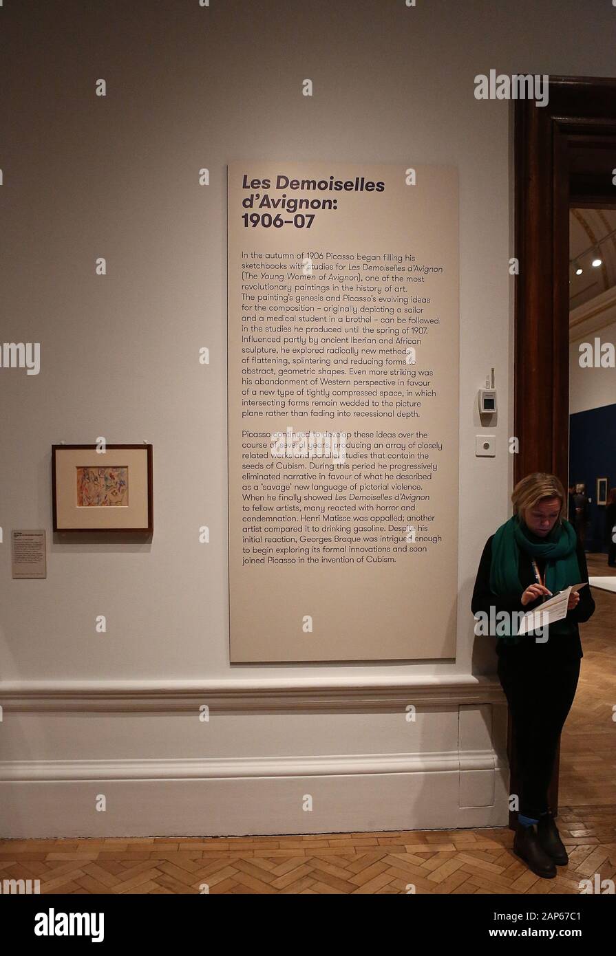Bringin réuni plus de 300 œuvres et englobant l'ensemble de Picasso 80 ans de carrière , ce ground breaking exposition porte sur la myriade de façons dont l'artiste a travaillé .Pablo Picasso a travaillé dans une variété de médiums . Son engagement prolongé a connu une croissance de la profonde reconnaissance de l'artiste le monde physique et son désir de manipuler différents matériaux . Faits saillants : Femmes un leur toilette un extraordinaire collage de coupé et collé . Les dessins de Picasso : Self portrait et femme assise ( Dora)ils disposent avec la variété des techniques d'impression qu'il explore . Banque D'Images
