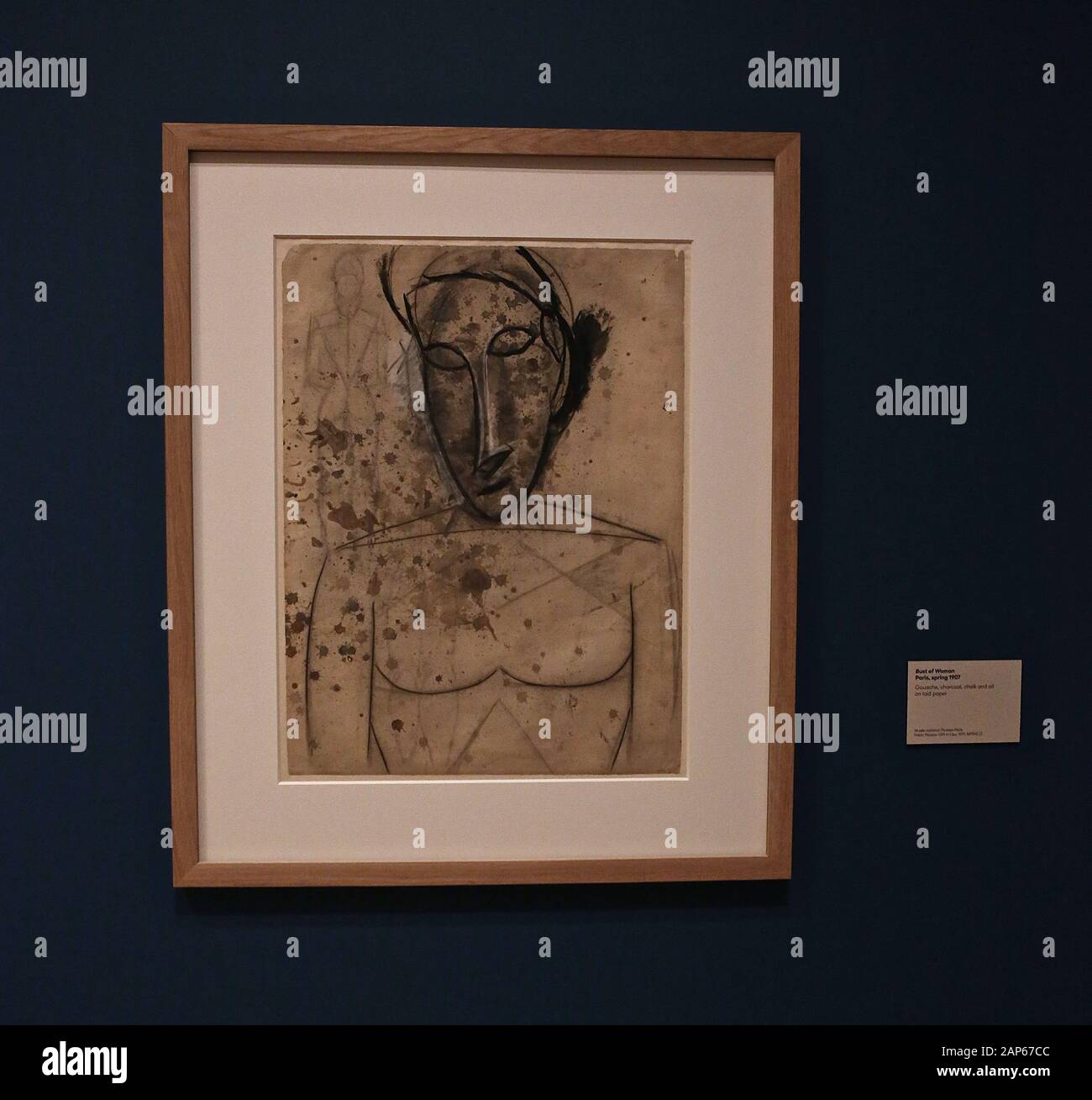 Bringin réuni plus de 300 œuvres et englobant l'ensemble de Picasso 80 ans de carrière , ce ground breaking exposition porte sur la myriade de façons dont l'artiste a travaillé .Pablo Picasso a travaillé dans une variété de médiums . Son engagement prolongé a connu une croissance de la profonde reconnaissance de l'artiste le monde physique et son désir de manipuler différents matériaux . Faits saillants : Femmes un leur toilette un extraordinaire collage de coupé et collé . Les dessins de Picasso : Self portrait et femme assise ( Dora)ils disposent avec la variété des techniques d'impression qu'il explore . Banque D'Images