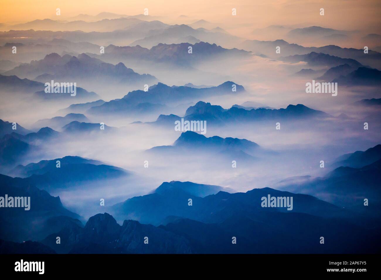 Recul des Alpes montagnes en Autriche, brouillard matinal dans les vallées Banque D'Images