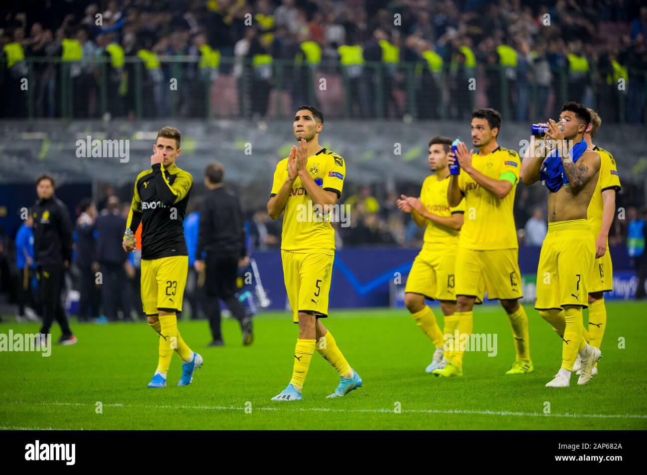 Milan - Oct 23, 2019 : Les joueurs d'applaudissements pour les fans. FC Inter - Borussia Dortmund. La Ligue des Champions. Le stade San Siro Banque D'Images