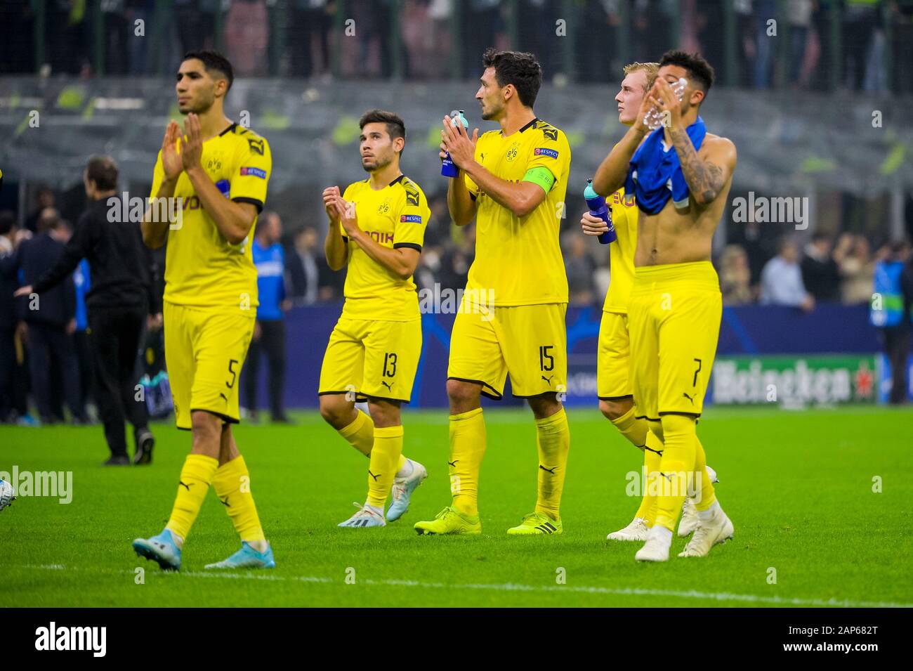 Milan - Oct 23, 2019 : Les joueurs d'applaudissements pour les fans. FC Inter - Borussia Dortmund. La Ligue des Champions. Le stade San Siro Banque D'Images