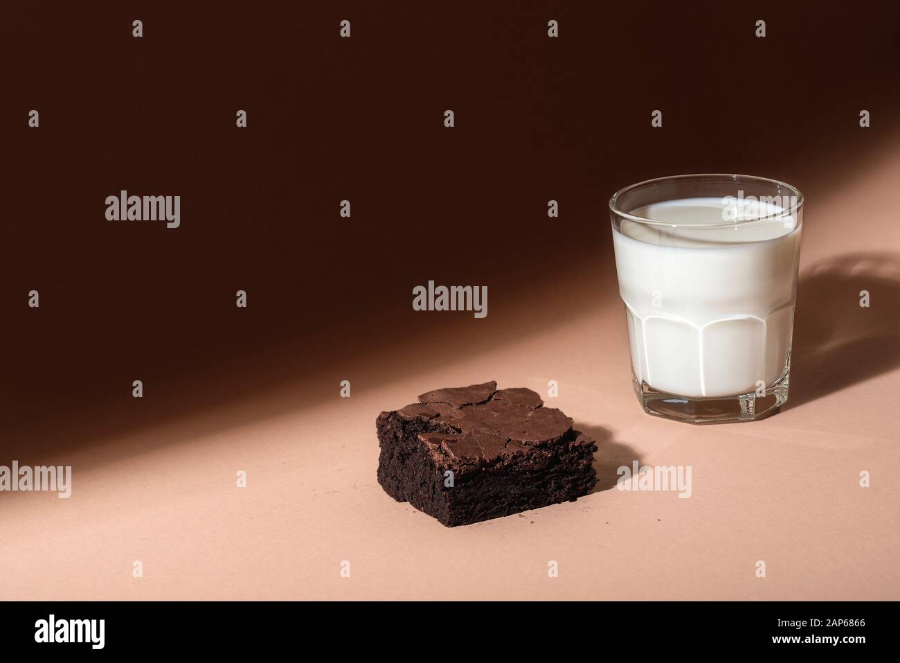 Gateau Au Chocolat Et Un Verre De Lait Chaud Sur Fond Brun En Plein Soleil Cuisine Indulgence Dessert Au Chocolat Et Lait Petit Dejeuner Non Sain Photo Stock Alamy
