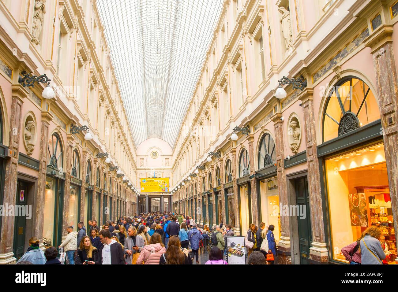 Bruxelles, BELGIQUE - 5 OCTOBRE 2019 : les gens aux Galeries Saint-Hubert. Les galeries royales Saint-Hubert sont des arcades commerçantes à Bruxelles, en Belgique Banque D'Images