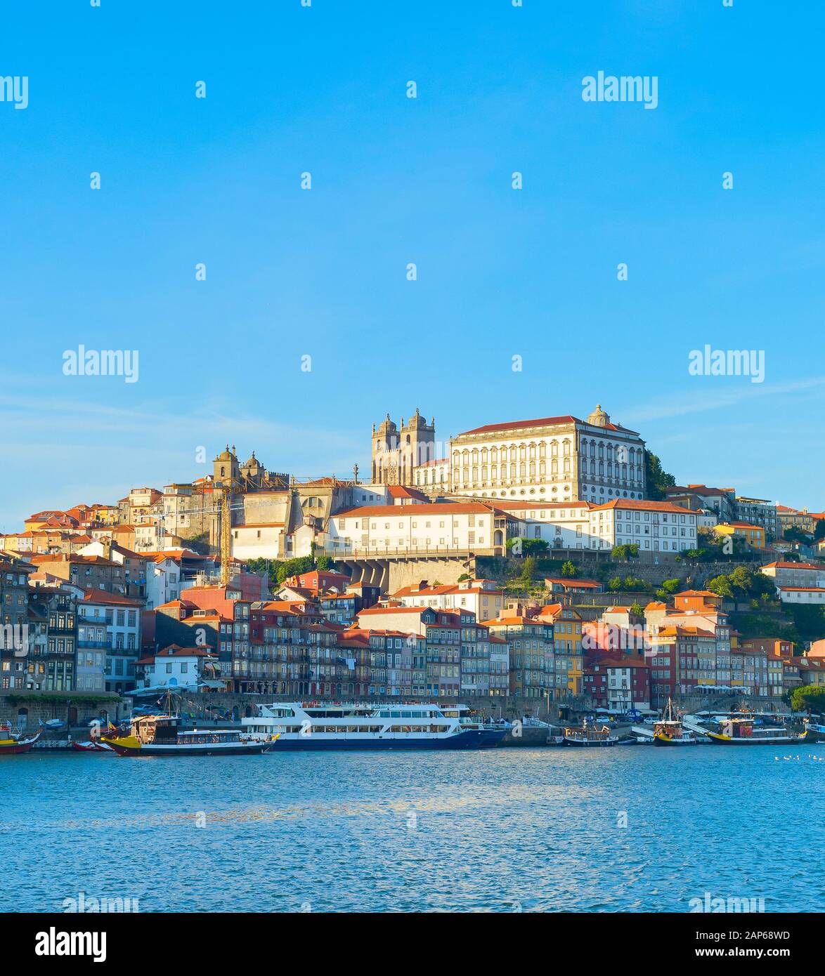 La Cathédrale de Porto, Ribeira, Vieille Ville, Rivière Douro au coucher du soleil. Porto, Portugal Banque D'Images