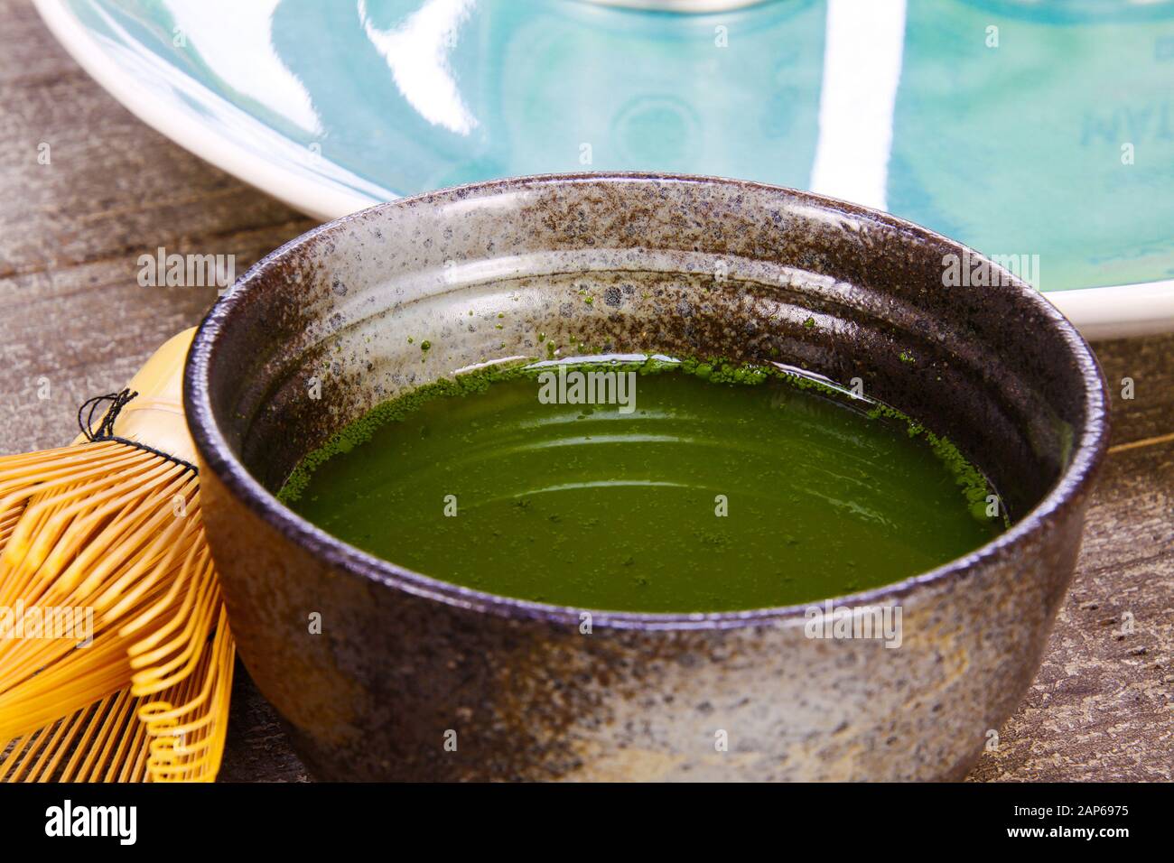 Concept de préparation de thé Matcha : gros plan d'un set isolé pour préparer du thé Matcha vert : un fouet en bambou et une cuillère, un bol en céramique sur une table en bois ancienne Banque D'Images