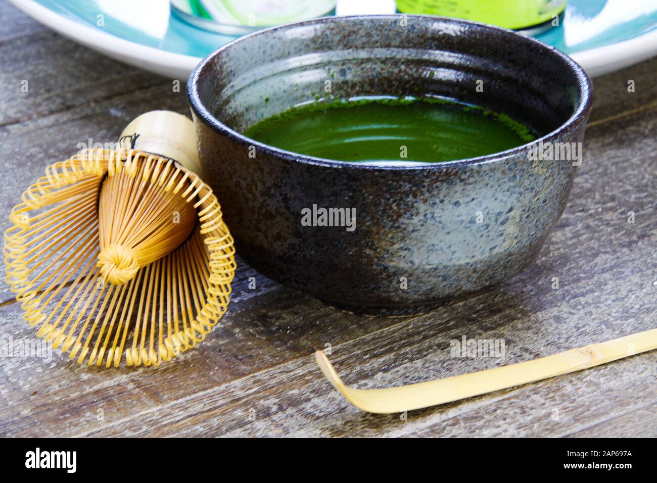 Concept de préparation de thé Matcha : gros plan d'un set isolé pour préparer du thé Matcha vert : un fouet en bambou et une cuillère, un bol en céramique sur une table en bois ancienne Banque D'Images