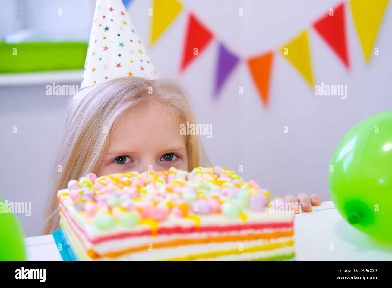 Blonde Caucasienne Fille Peeking De Derriere Le Gateau D Anniversaire Avec Un Visage Drole Sur La Fete D Anniversaire Fond Colore Festif Avec Ballons Photo Stock Alamy Blonde Caucasienne Fille Peeking De Derriere Le Gateau D Anniversaire Avec Un Visage Drole Sur La Fete D Anniversaire Fond Colore Festif Avec Ballons Photo Stock Alamy