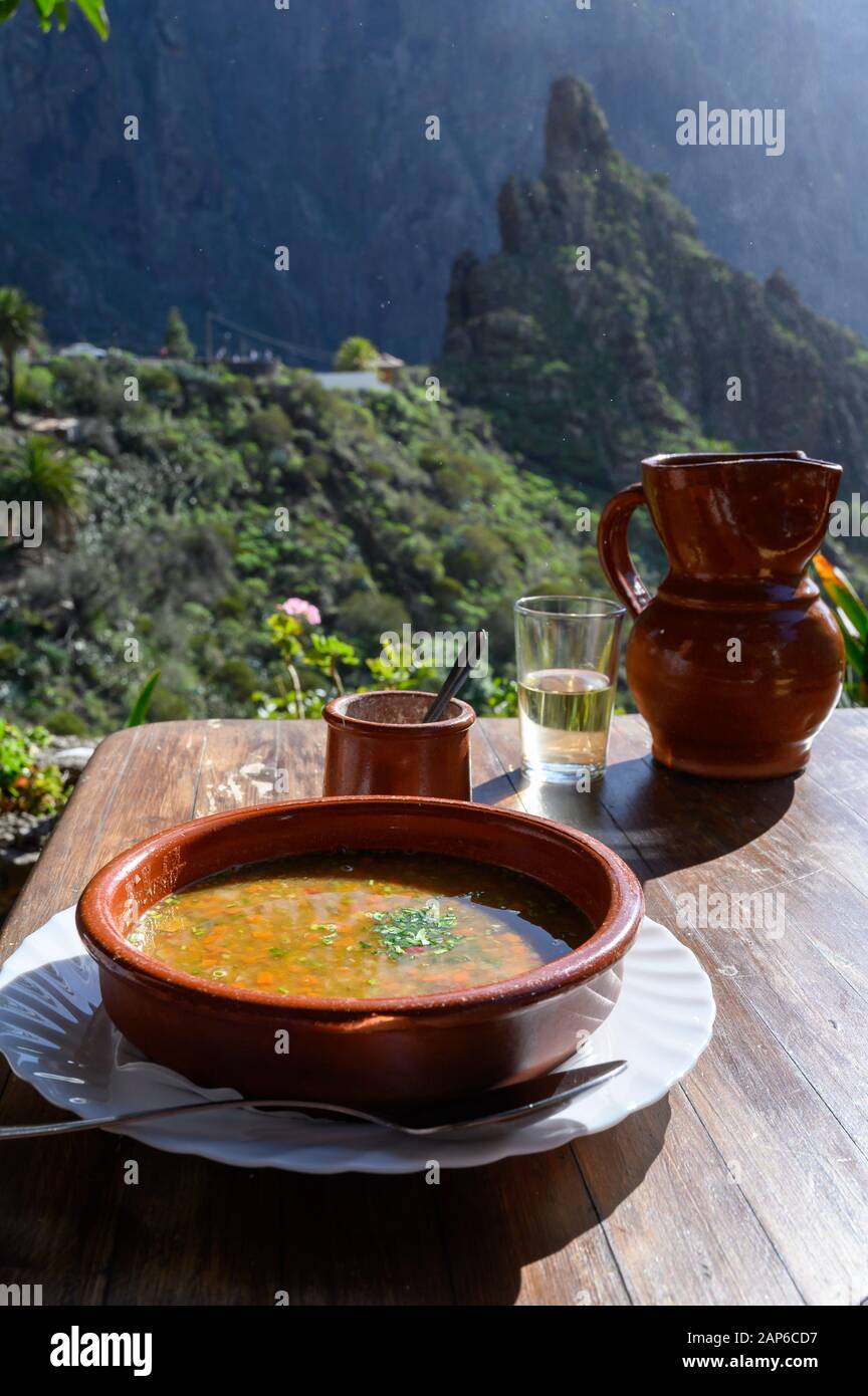 Soupe de légumes fait maison servi sur la terrasse extérieure avec farine gofio canarien, heure locale de fiche de Masca village, Tenerife, Espagne Banque D'Images