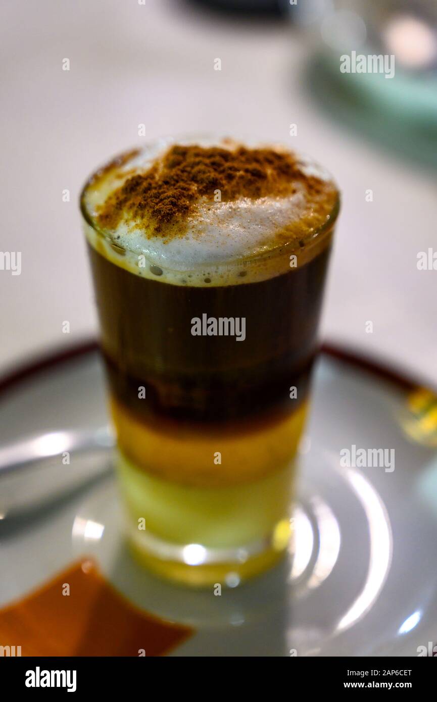 Café spécial des îles Canaries en Espagne, avec des couches de café sucré  barraquito et l'alcool servi dans le verre Photo Stock - Alamy