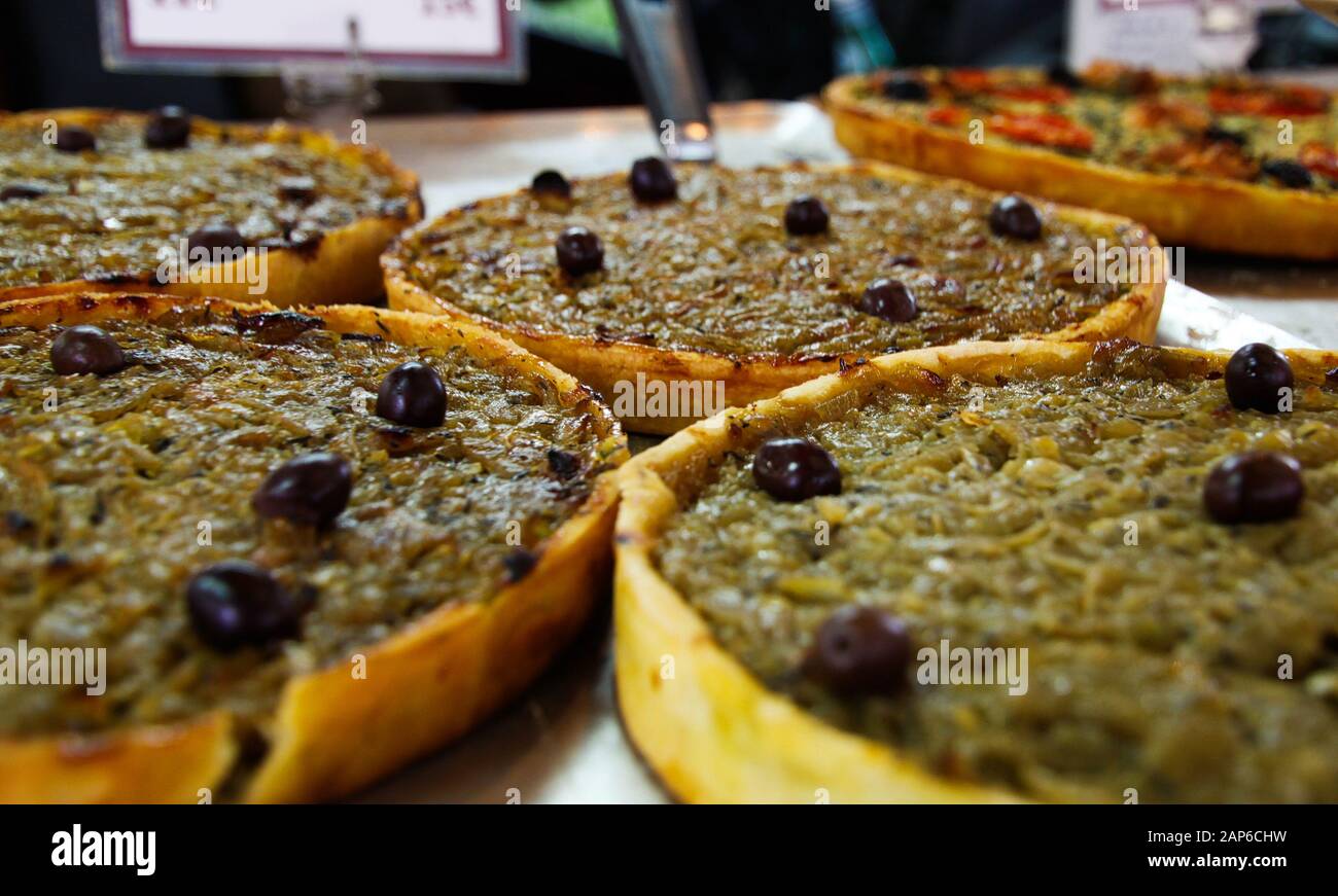 Gros plan de tartes provençales fraîches cuites avec des fruits d'olive sur le marché fermier français - Provence, France Banque D'Images