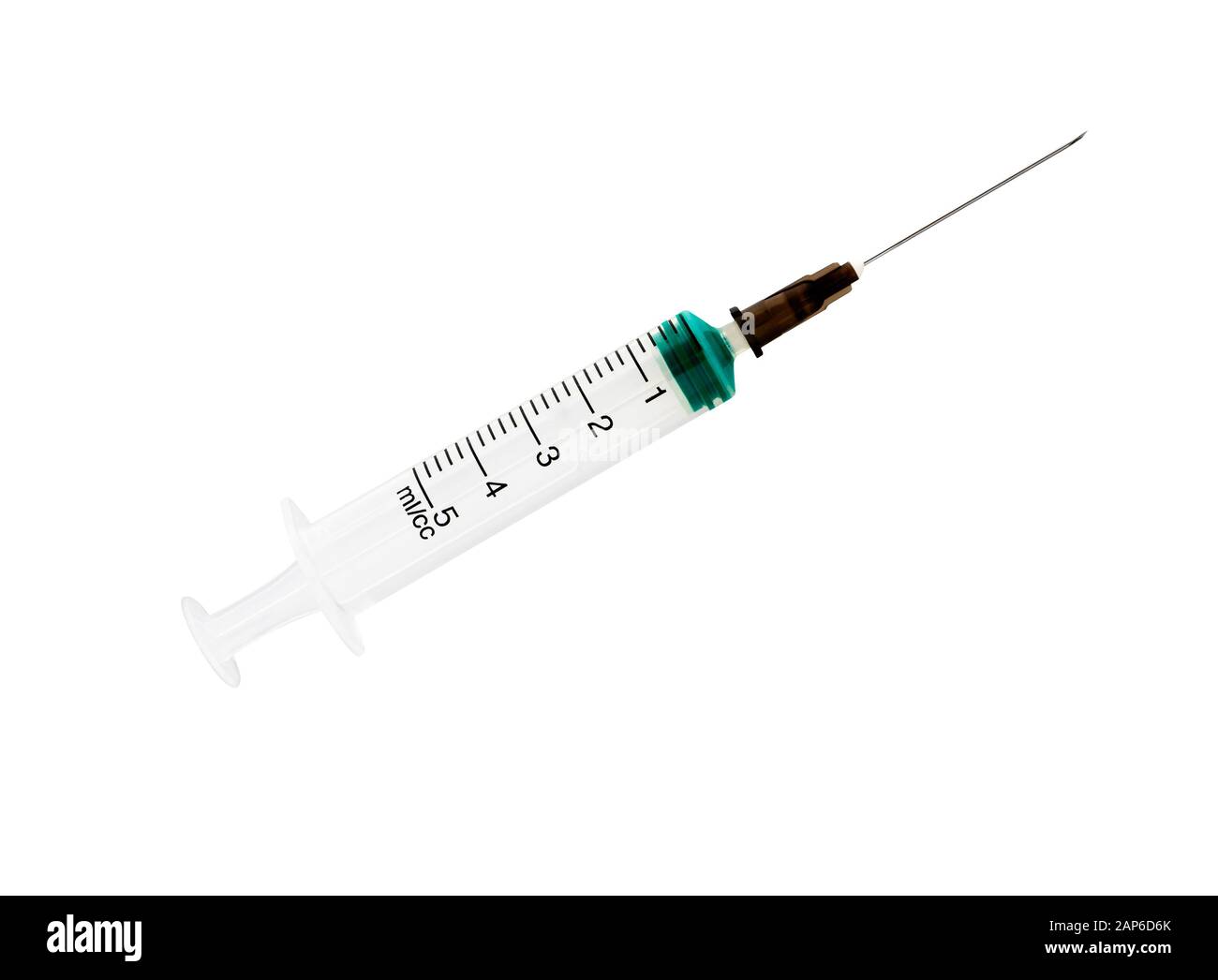 Gros plan de la seringue. Seringue médicale isolée sur fond blanc. Banque D'Images