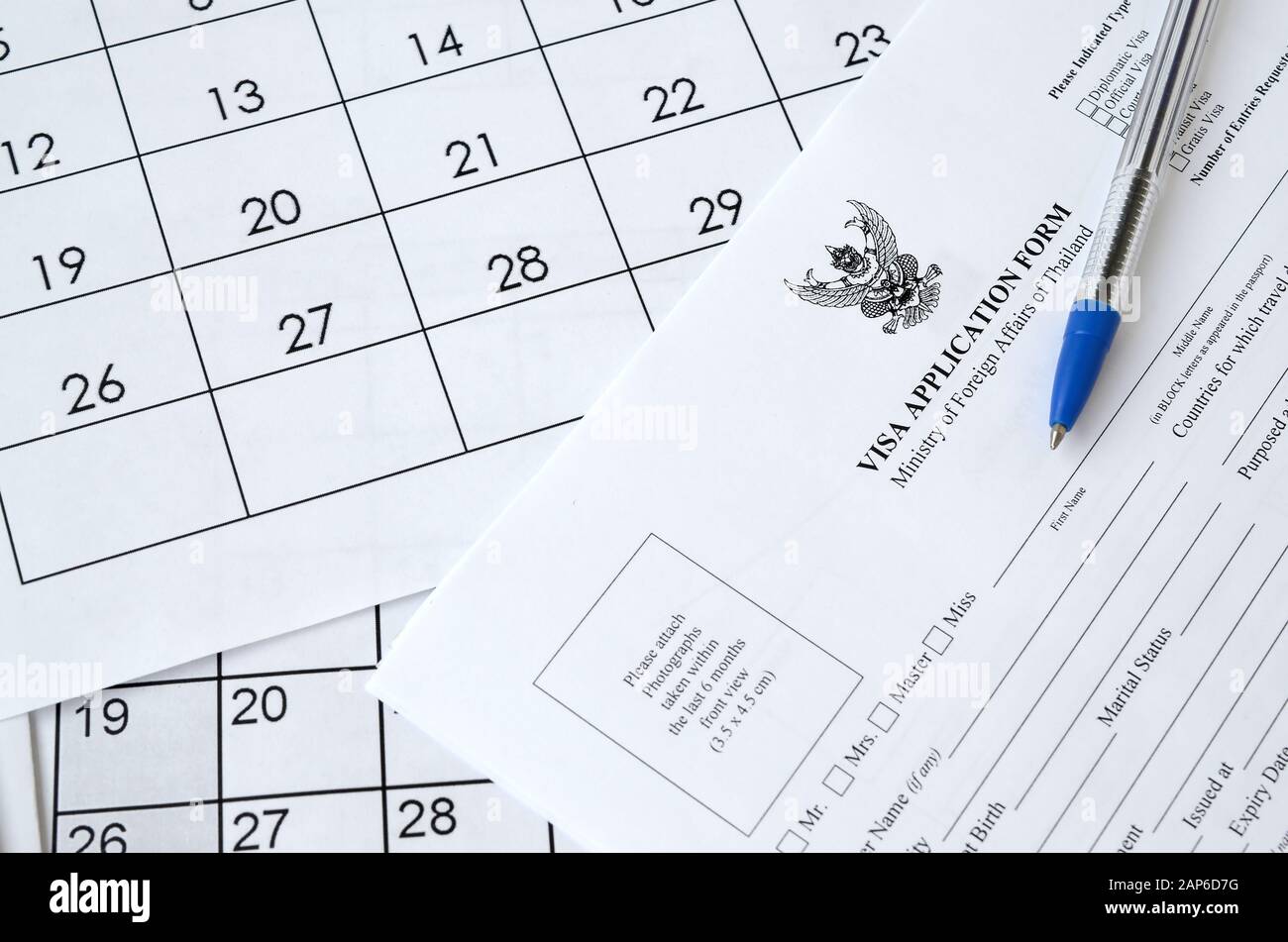 Thaïlande formulaire de demande de visa et stylo bleu sur la page de  calendrier papier gros plan Photo Stock - Alamy