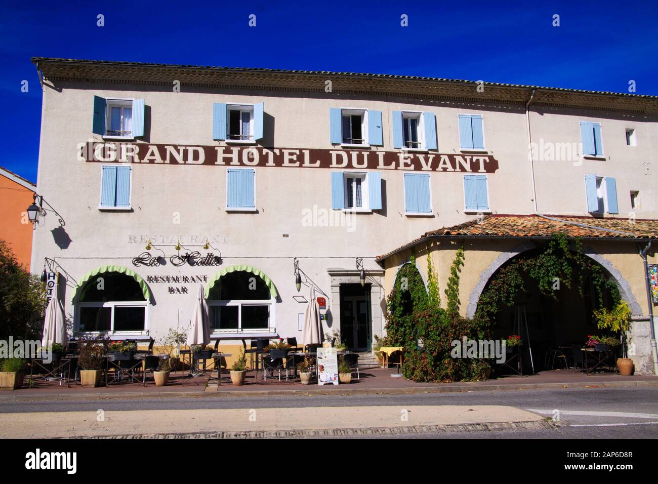 Castellane, France (Provence) - 1 Octobre. 2019: Vue sur la place sur le grand hôtel français typique contre le ciel bleu Banque D'Images