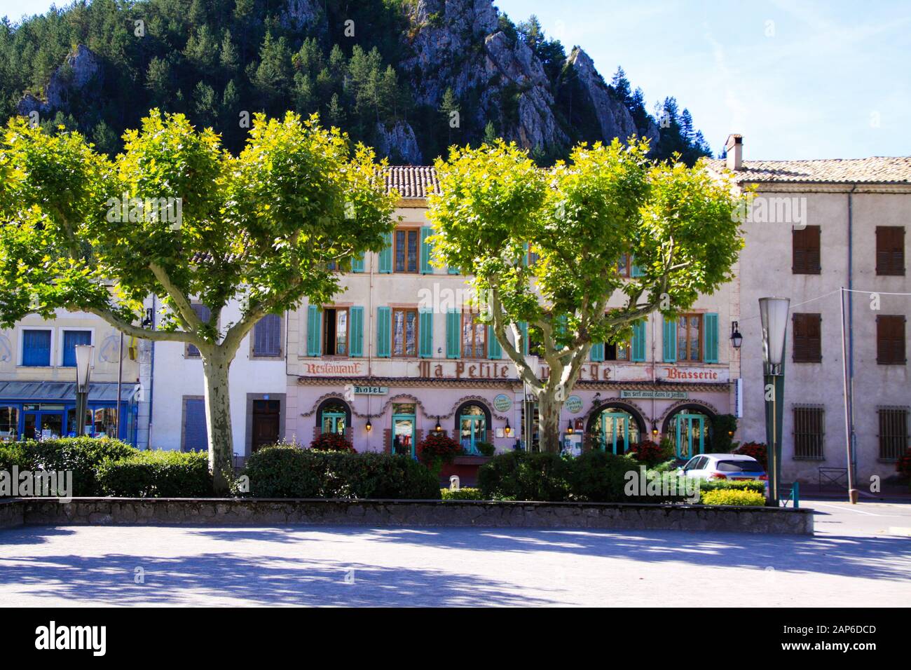 Castellane, France (Provence) - 1 Octobre. 2019: Vue sur la place sur la maison française typique avec arbres et arrière-plan de montagne Banque D'Images